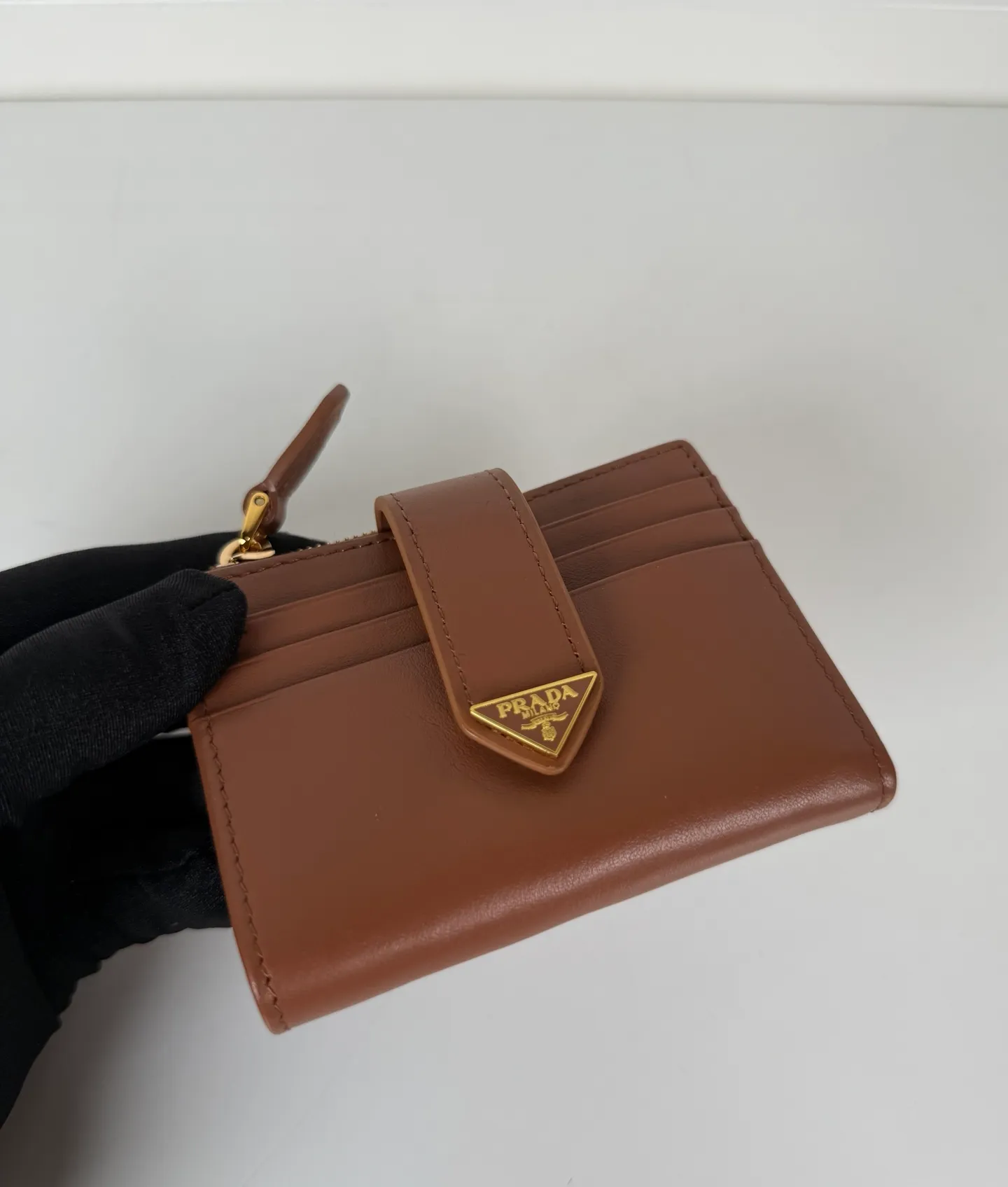 💰460, P Home➡️The latest triangular micro-label card holder, model 1ML047, a perfect combination of caramel color Saffian imported calfskin, size 8×10cm, one receipt compartment, nine card slots, zipper type 💰 compartment, snap button opening and closing is more practical, and the design is simple and elegant. Real shots, what you see is what you get