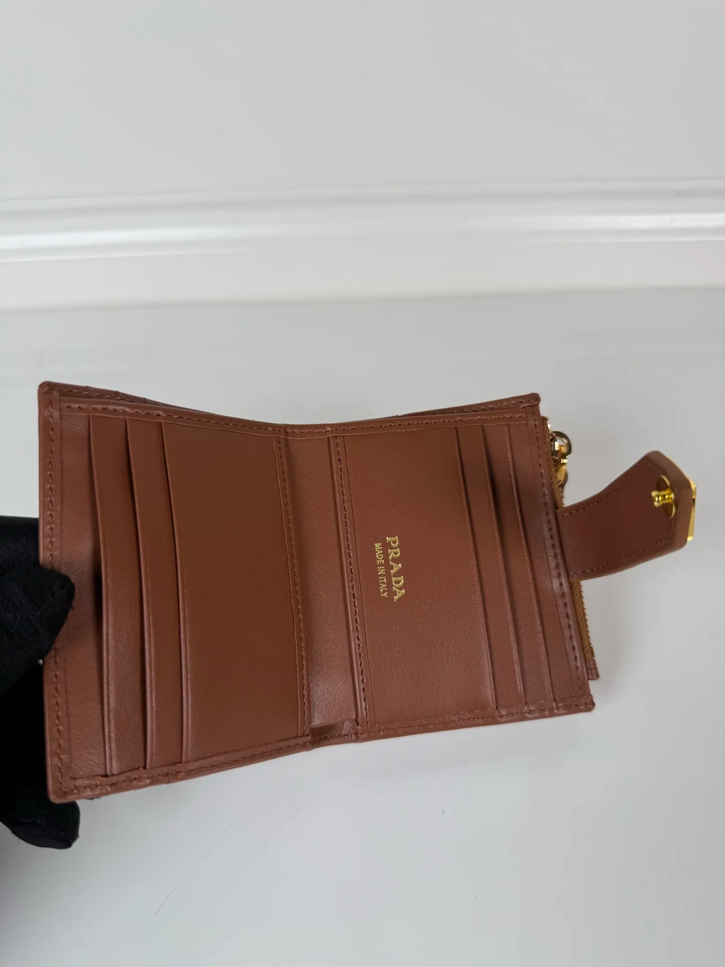 💰460, P Home➡️The latest triangular micro-label card holder, model 1ML047, a perfect combination of caramel color Saffian imported calfskin, size 8×10cm, one receipt compartment, nine card slots, zipper type 💰 compartment, snap button opening and closing is more practical, and the design is simple and elegant. Real shots, what you see is what you get