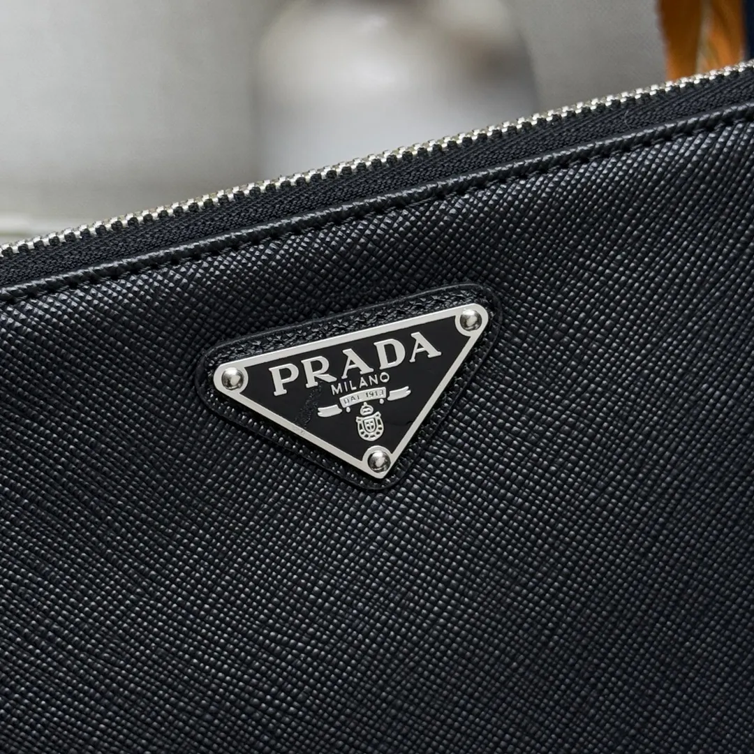P620 [Top Original Order] PRADA Leather Clutch💼Model 2NH005, inner code cloth label 165 OEM code💋This stylish and charming Saffiano leather clutch is equipped with the same color enamel triangle logo and a detachable wrist strap. With interior leather lining and multiple compartments, it combines practicality and chic design🏅️🏅️🏅️Dimensions: length 28cm*height 18cm