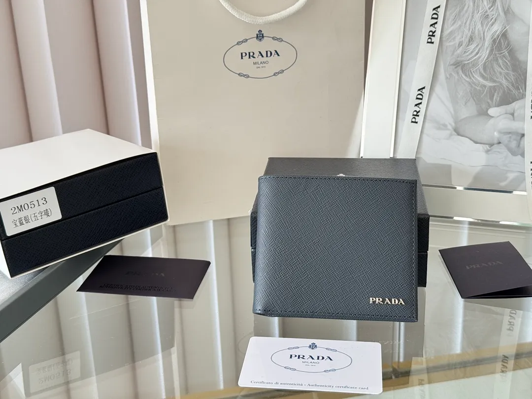 prada men's cross pattern short clip, easy to store, can hold 8 cards and cash, a must-have for men, model 2M0513, original quality, Saffiano cross pattern➕made from imported hardware, size 11cm×9.5cm, color as shown