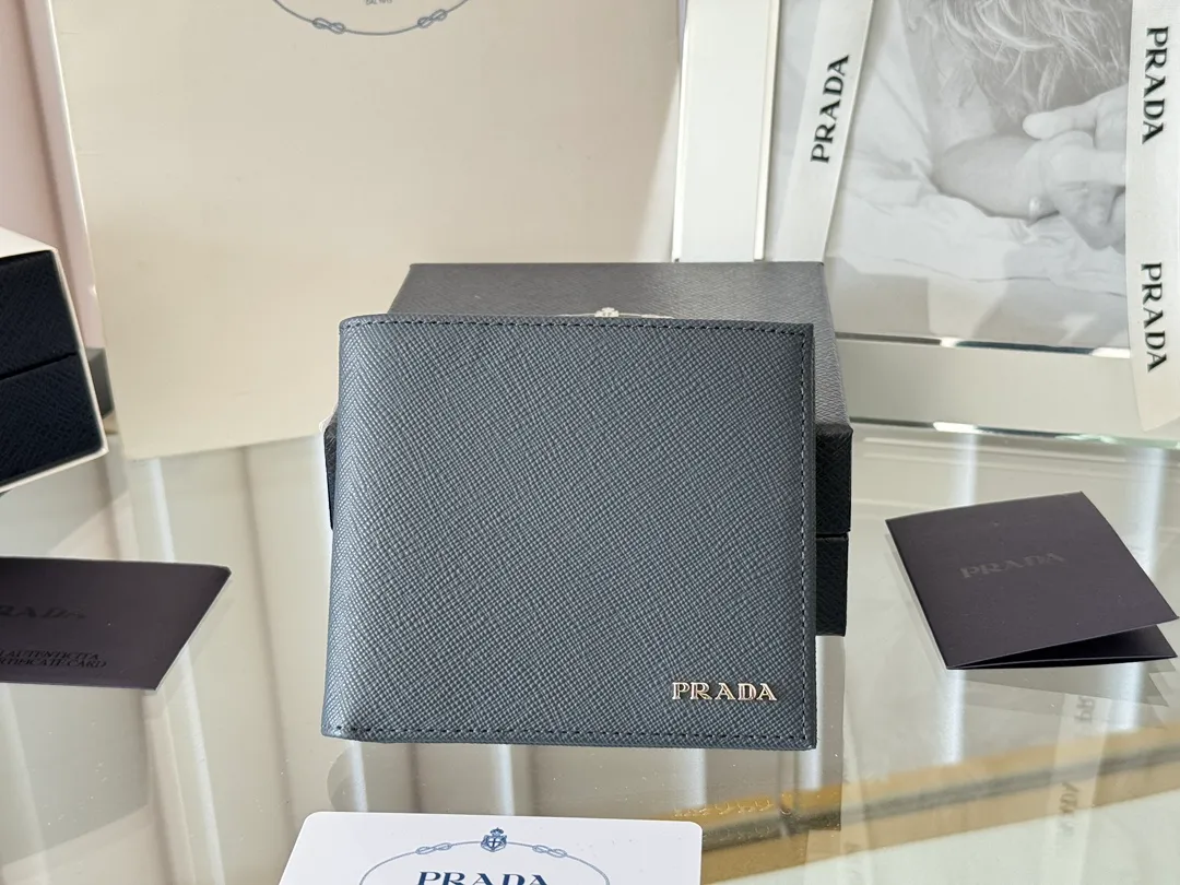 prada men's cross pattern short clip, easy to store, can hold 8 cards and cash, a must-have for men, model 2M0513, original quality, Saffiano cross pattern➕made from imported hardware, size 11cm×9.5cm, color as shown