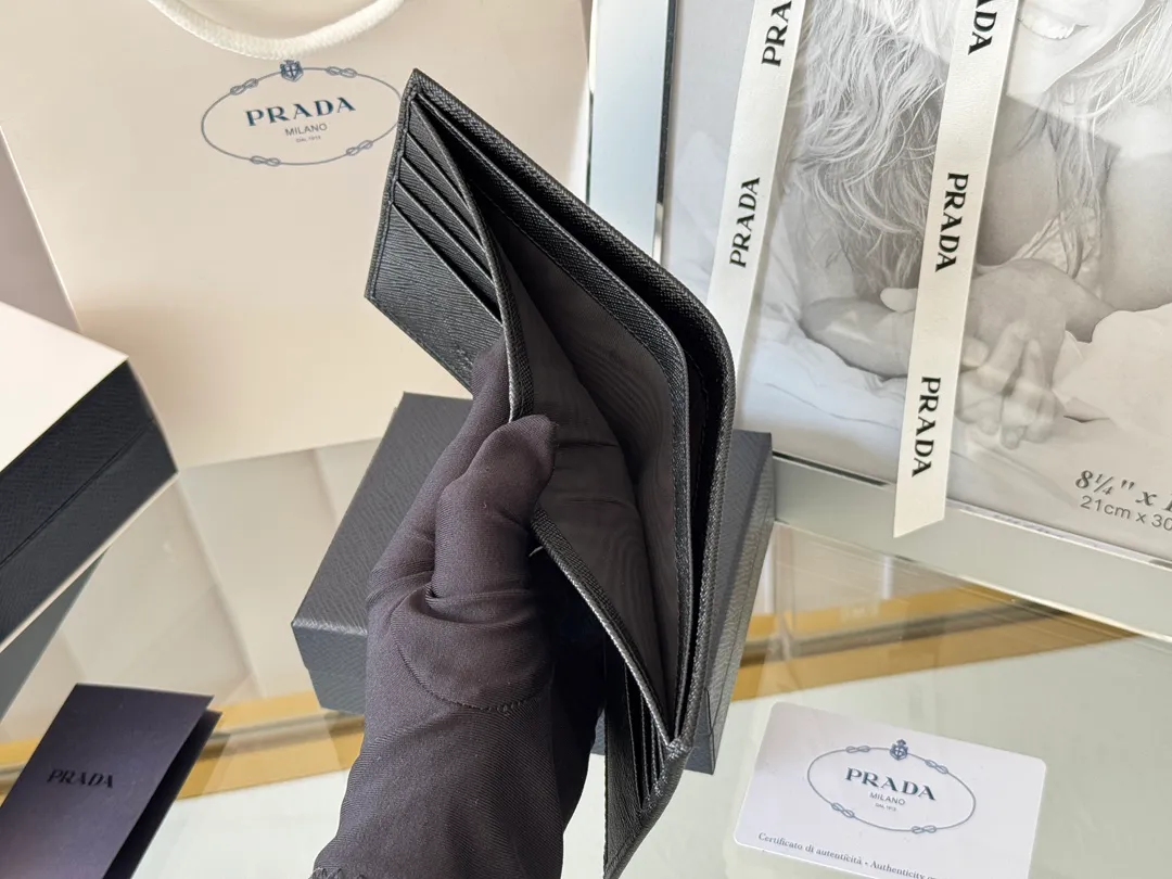 prada men's cross pattern short clip, easy to store, can hold 8 cards and cash, a must-have for men, model 2M0513, original quality, Saffiano cross pattern➕made from imported hardware, size 11cm×9.5cm, color as shown