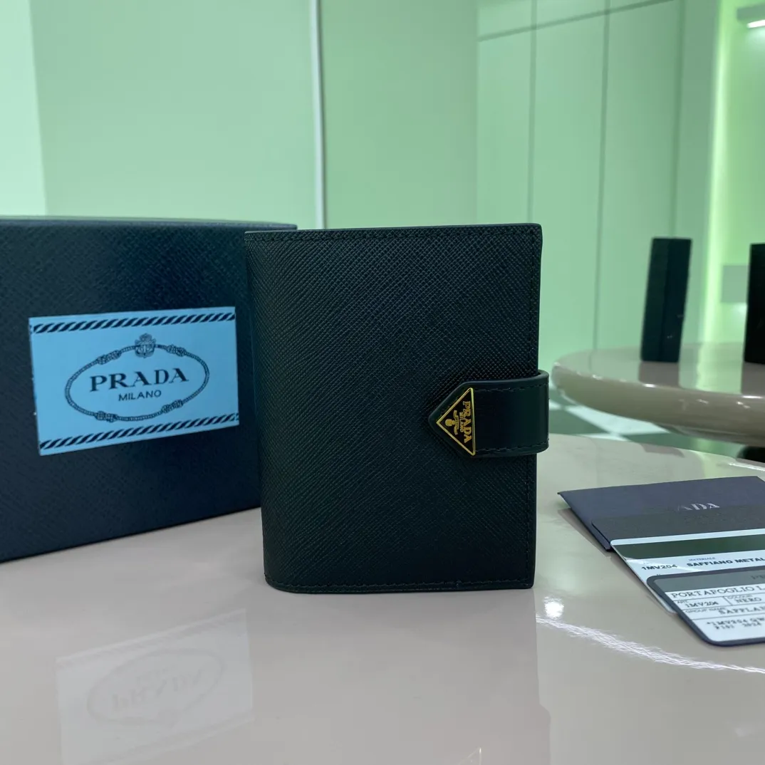 P440 [Top original order] PRADA's new wallet💼Classic, simple and fashionable, authentic development, model 1MV204, internal code 164 OEM code💋This simple and elegant small wallet is made of smooth leather and Saffiano leather. Saffiano leather has a cross-hatched texture and is Prada’s signature material. The wallet has a simple and elegant design, equipped with multiple compartments and pockets. The iconic enamel triangle logo decorates the closure, highlighting the brand style🏅️🏅️🏅️Size: 11.2*8.5cm