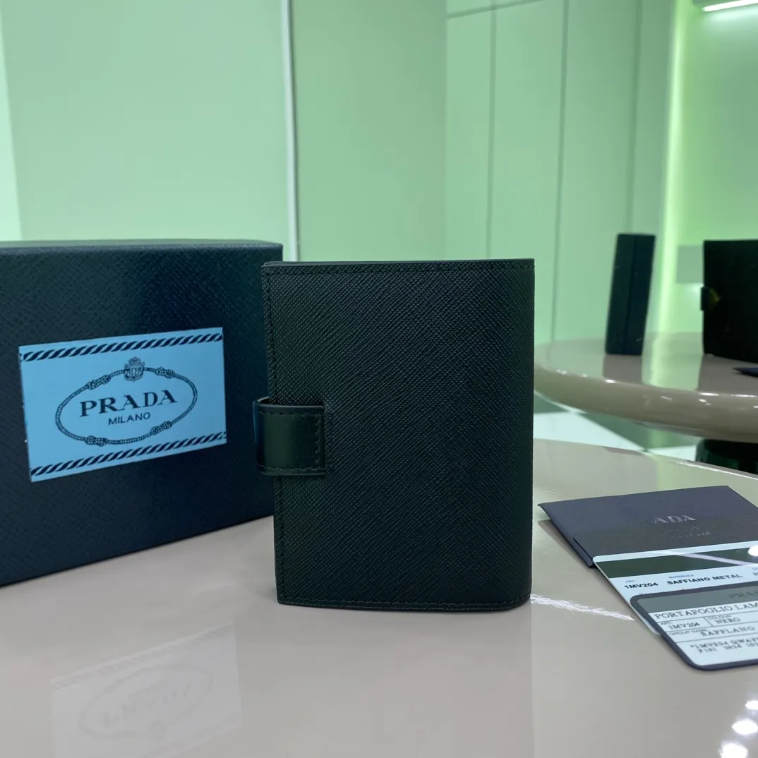 P440 [Top original order] PRADA's new wallet💼Classic, simple and fashionable, authentic development, model 1MV204, internal code 164 OEM code💋This simple and elegant small wallet is made of smooth leather and Saffiano leather. Saffiano leather has a cross-hatched texture and is Prada’s signature material. The wallet has a simple and elegant design, equipped with multiple compartments and pockets. The iconic enamel triangle logo decorates the closure, highlighting the brand style🏅️🏅️🏅️Size: 11.2*8.5cm