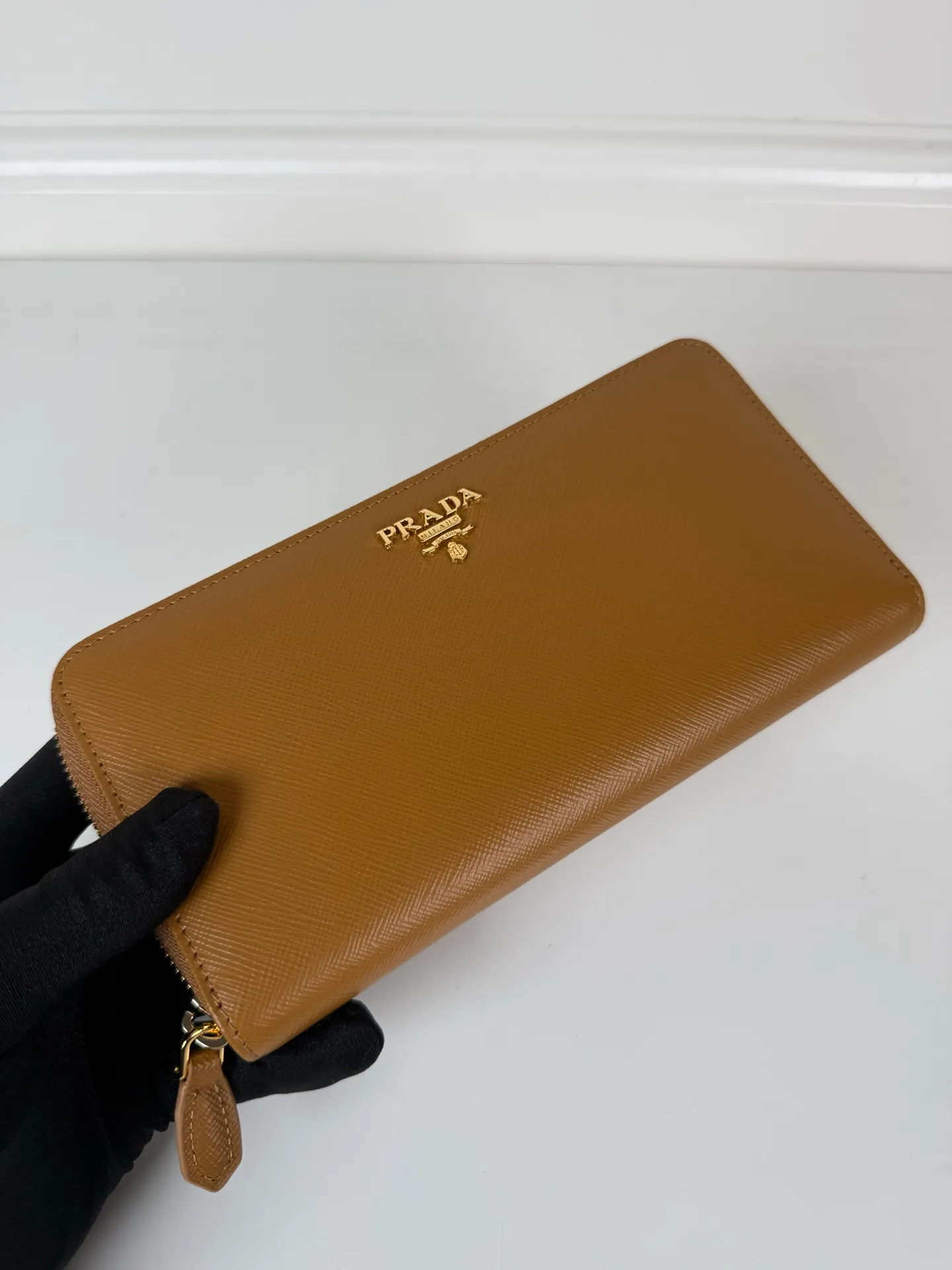 💰560, P Home➡️Cross-grain single zipper wallet, caramel color, model 1ML506, yuan quality, made of cross-grain cowhide, size 20×10.3cm, 175 steel stamp, exquisite workmanship as shown in the picture