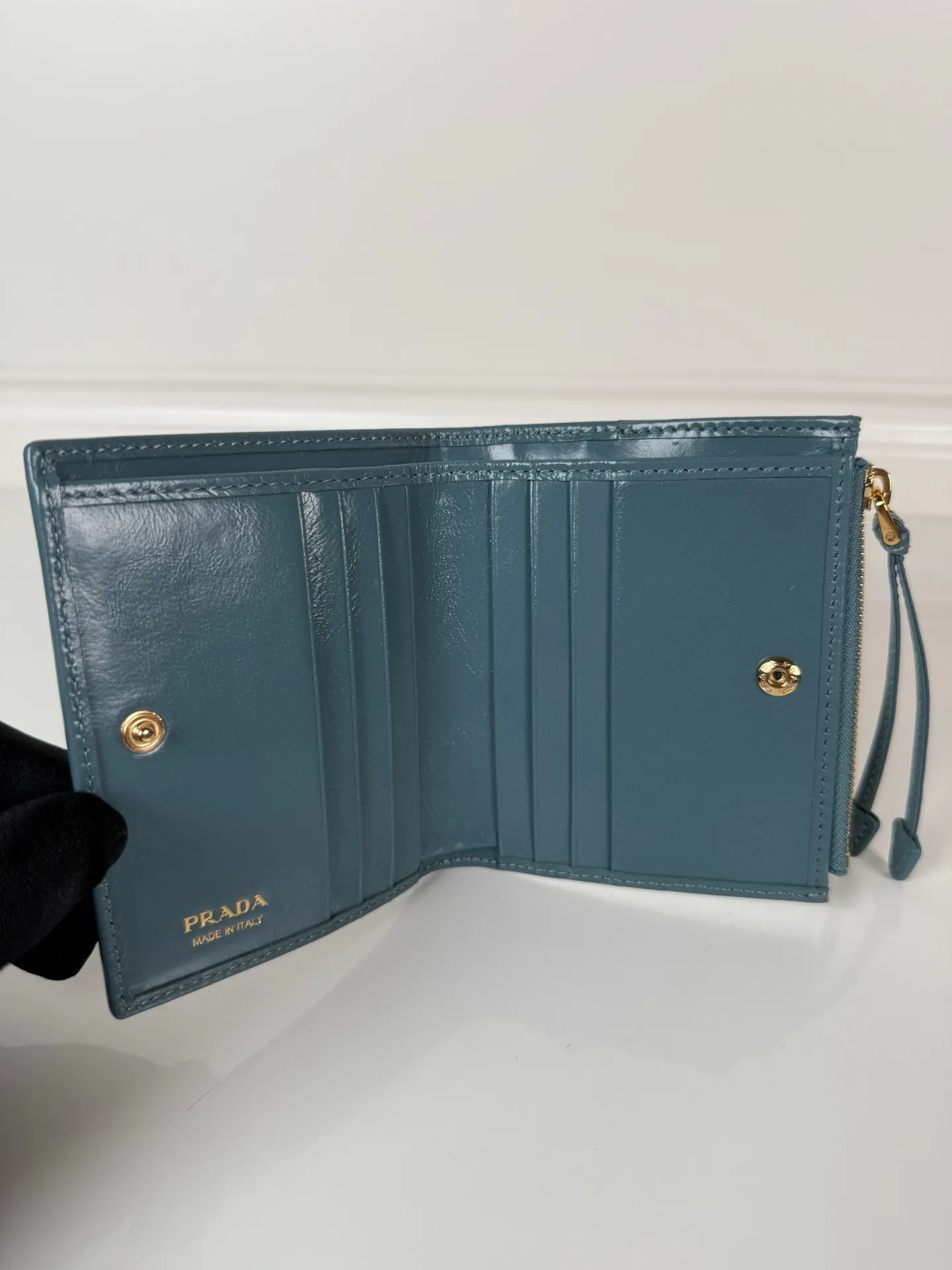 💰440, P Home ➡️ Unisex short wallet, model 1ML050, made of blue waxed leather, eight card slots, one receipt compartment, one zippered coin bag, length 11.5cm, height 9.5cm, 175 steel stamp, meticulous workmanship as shown in the picture