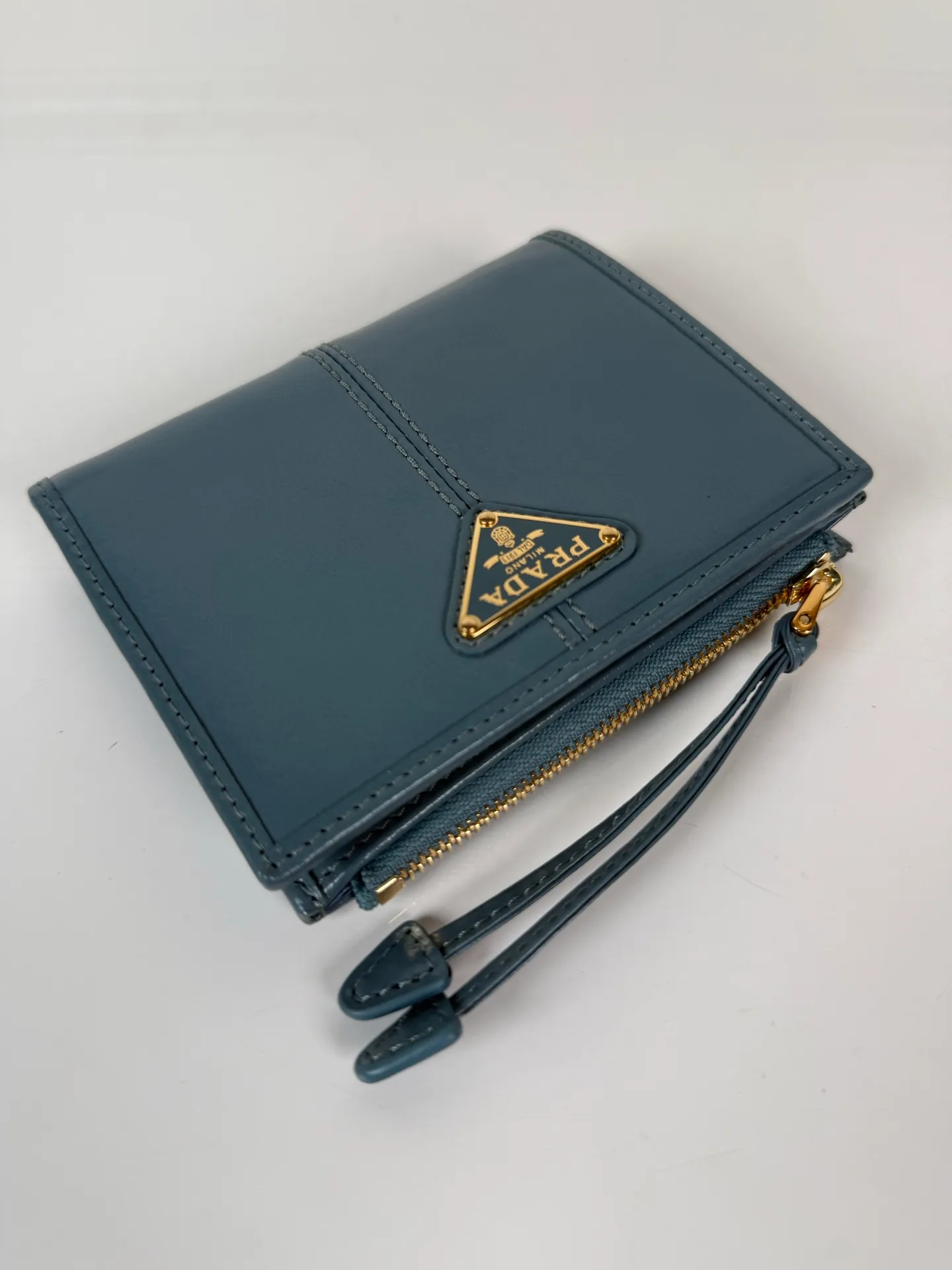 💰440, P Home ➡️ Unisex short wallet, model 1ML050, made of blue waxed leather, eight card slots, one receipt compartment, one zippered coin bag, length 11.5cm, height 9.5cm, 175 steel stamp, meticulous workmanship as shown in the picture