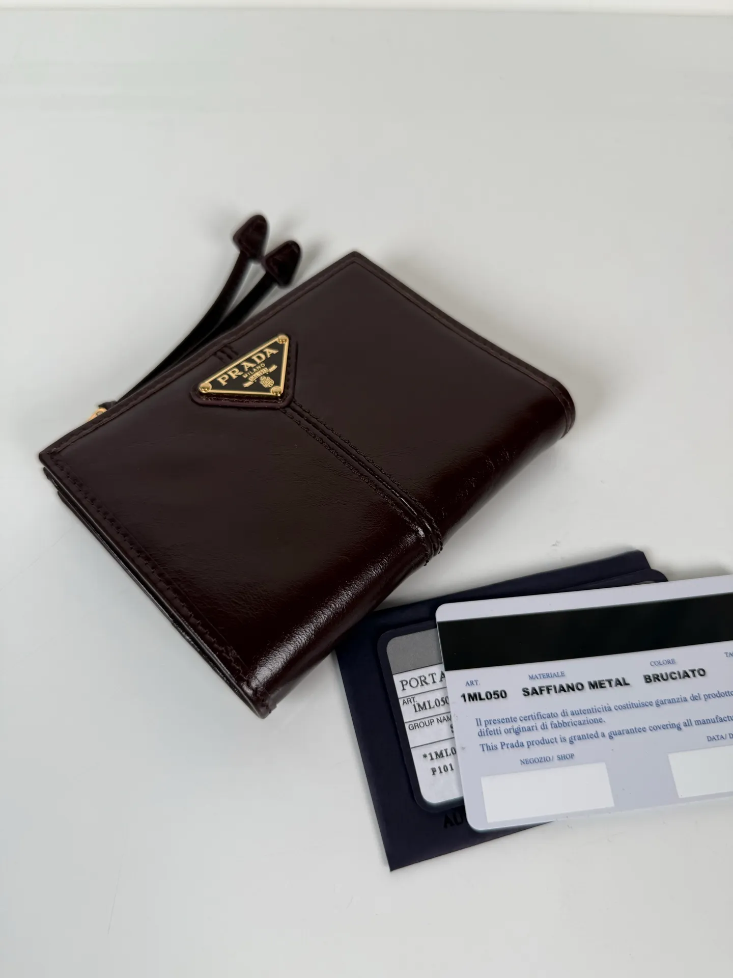 💰440, P Home ➡️ Unisex short wallet, model 1ML050, made of brown waxed leather, eight card slots, a receipt compartment, a zipper coin bag, length 11.5cm, height 9.5cm, 175 steel stamp, meticulous and neat workmanship as shown in the picture