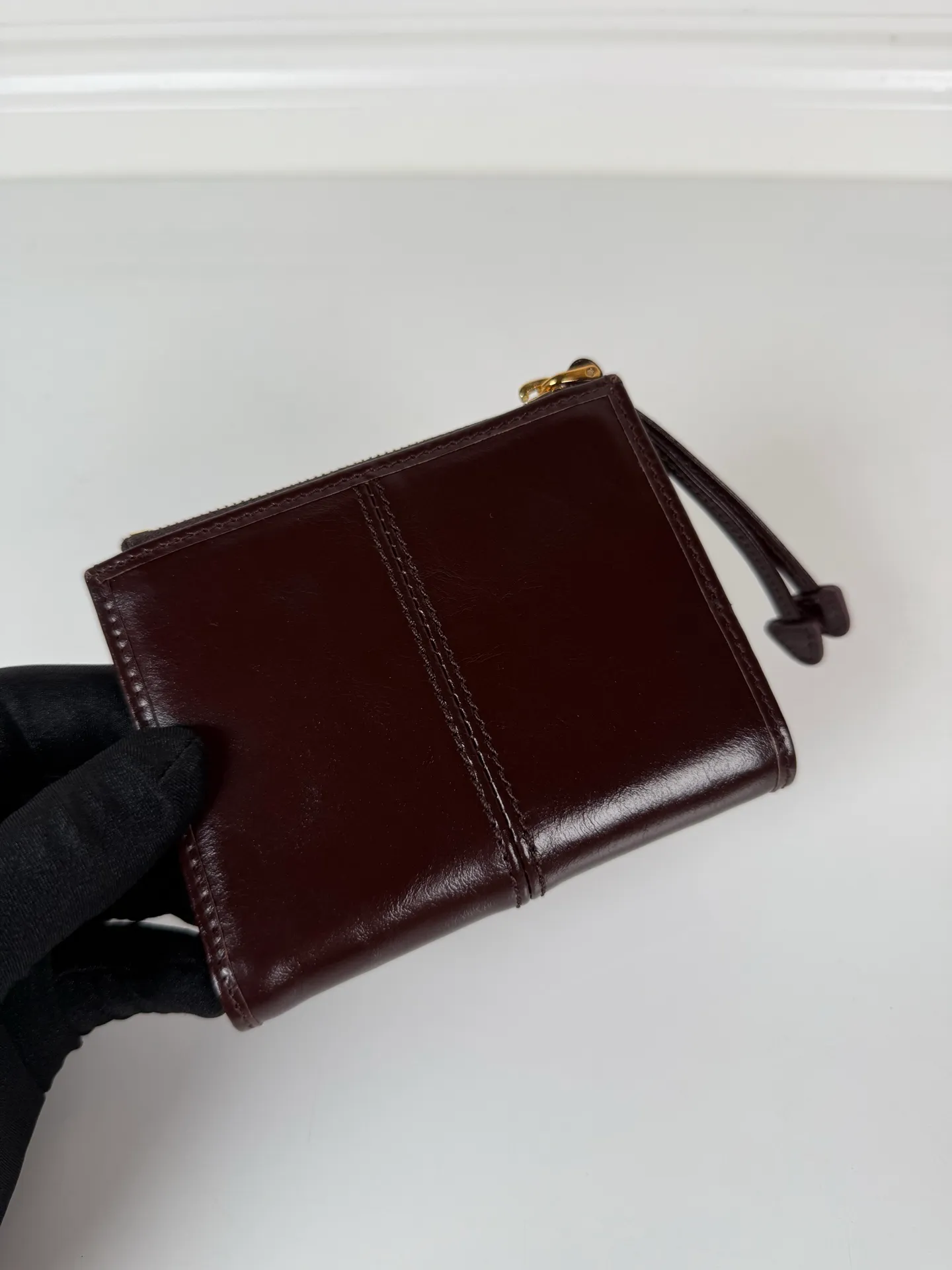 💰440, P Home ➡️ Unisex short wallet, model 1ML050, made of brown waxed leather, eight card slots, a receipt compartment, a zipper coin bag, length 11.5cm, height 9.5cm, 175 steel stamp, meticulous and neat workmanship as shown in the picture