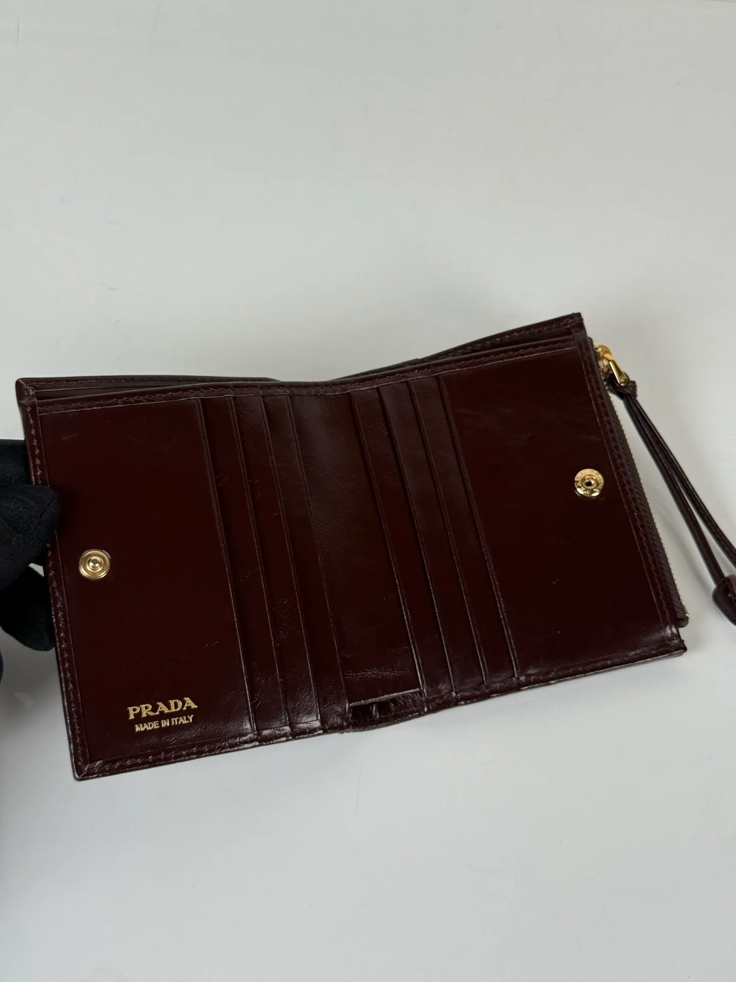 💰440, P Home ➡️ Unisex short wallet, model 1ML050, made of brown waxed leather, eight card slots, a receipt compartment, a zipper coin bag, length 11.5cm, height 9.5cm, 175 steel stamp, meticulous and neat workmanship as shown in the picture