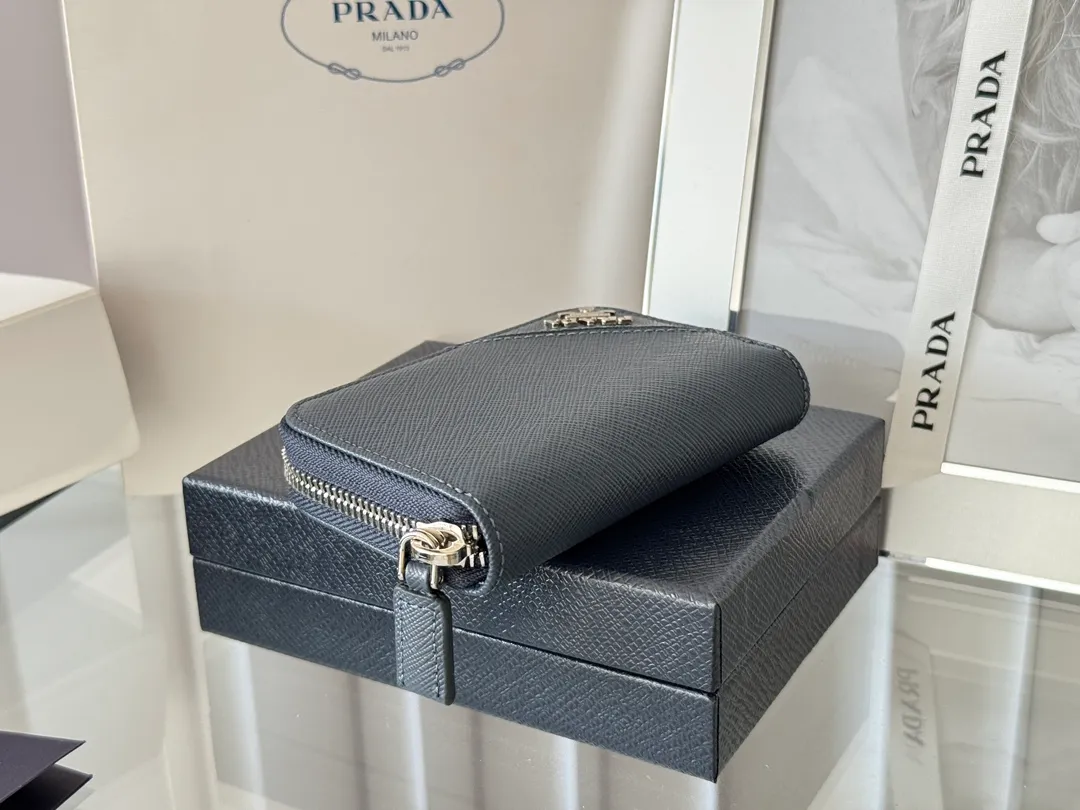 Prada Cross Pattern Unisex Card Holder Zipper Bag Model: 2MM358 Size: 10*8cm Original quality Color details are as shown in the picture, exclusive real shot Can be placed in the bag or held in hand Small and cute leather goods, made of cross pattern cowhide Classic and practical zipper design, with pleated card slots inside for easy classification and storage. It is perfect for going out alone with your mobile phone in summer or putting it in a small bag. It is your best choice.