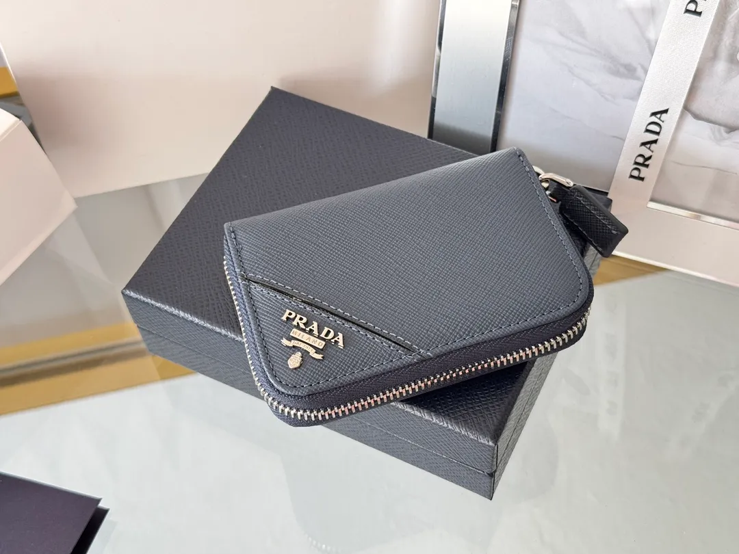 Prada Cross Pattern Unisex Card Holder Zipper Bag Model: 2MM358 Size: 10*8cm Original quality Color details are as shown in the picture, exclusive real shot Can be placed in the bag or held in hand Small and cute leather goods, made of cross pattern cowhide Classic and practical zipper design, with pleated card slots inside for easy classification and storage. It is perfect for going out alone with your mobile phone in summer or putting it in a small bag. It is your best choice.