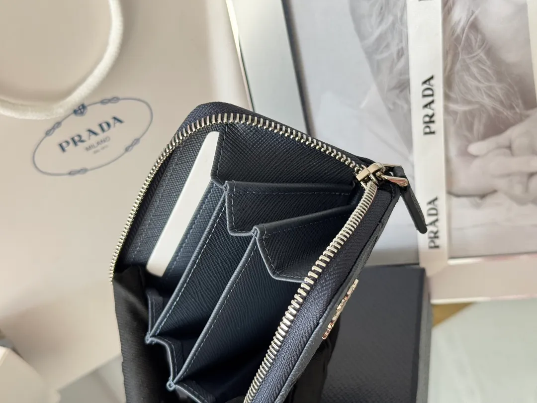 Prada Cross Pattern Unisex Card Holder Zipper Bag Model: 2MM358 Size: 10*8cm Original quality Color details are as shown in the picture, exclusive real shot Can be placed in the bag or held in hand Small and cute leather goods, made of cross pattern cowhide Classic and practical zipper design, with pleated card slots inside for easy classification and storage. It is perfect for going out alone with your mobile phone in summer or putting it in a small bag. It is your best choice.