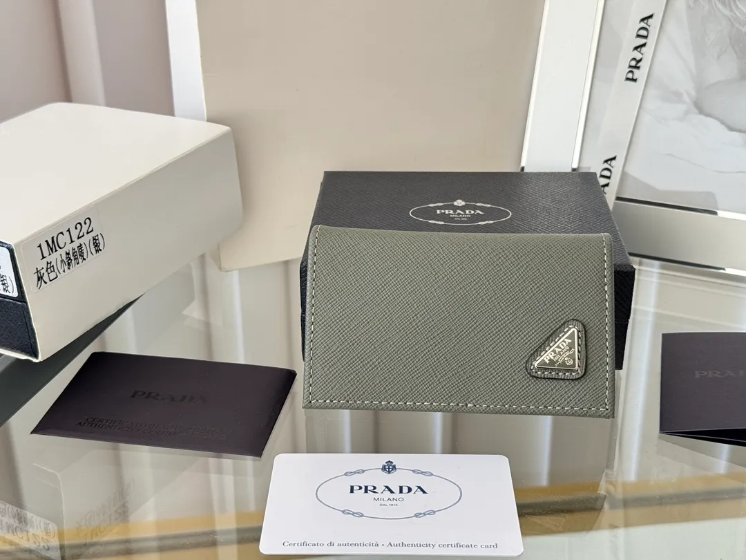 Prada classic card holder, model 1MC122, made of cross-grain cowhide, size 6.5×2.5×11cm, adopts snap button opening and closing design, and has two slots for cards or receipts. This exquisite card holder is small and convenient, with sufficient capacity. It can be placed in the bag for easy storage. It can also be used to make separate items when going out every day. Hot 🔥Hot-selling item, taken in kind, what you see is what you get