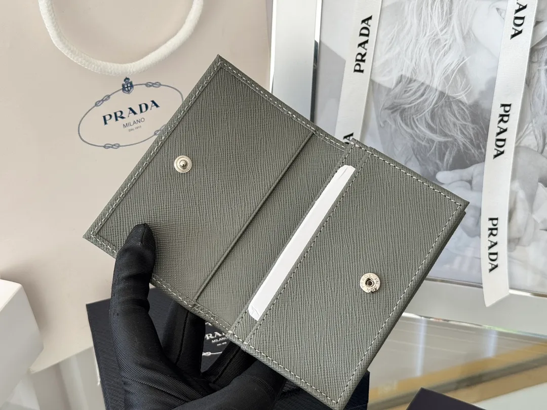 Prada classic card holder, model 1MC122, made of cross-grain cowhide, size 6.5×2.5×11cm, adopts snap button opening and closing design, and has two slots for cards or receipts. This exquisite card holder is small and convenient, with sufficient capacity. It can be placed in the bag for easy storage. It can also be used to make separate items when going out every day. Hot 🔥Hot-selling item, taken in kind, what you see is what you get