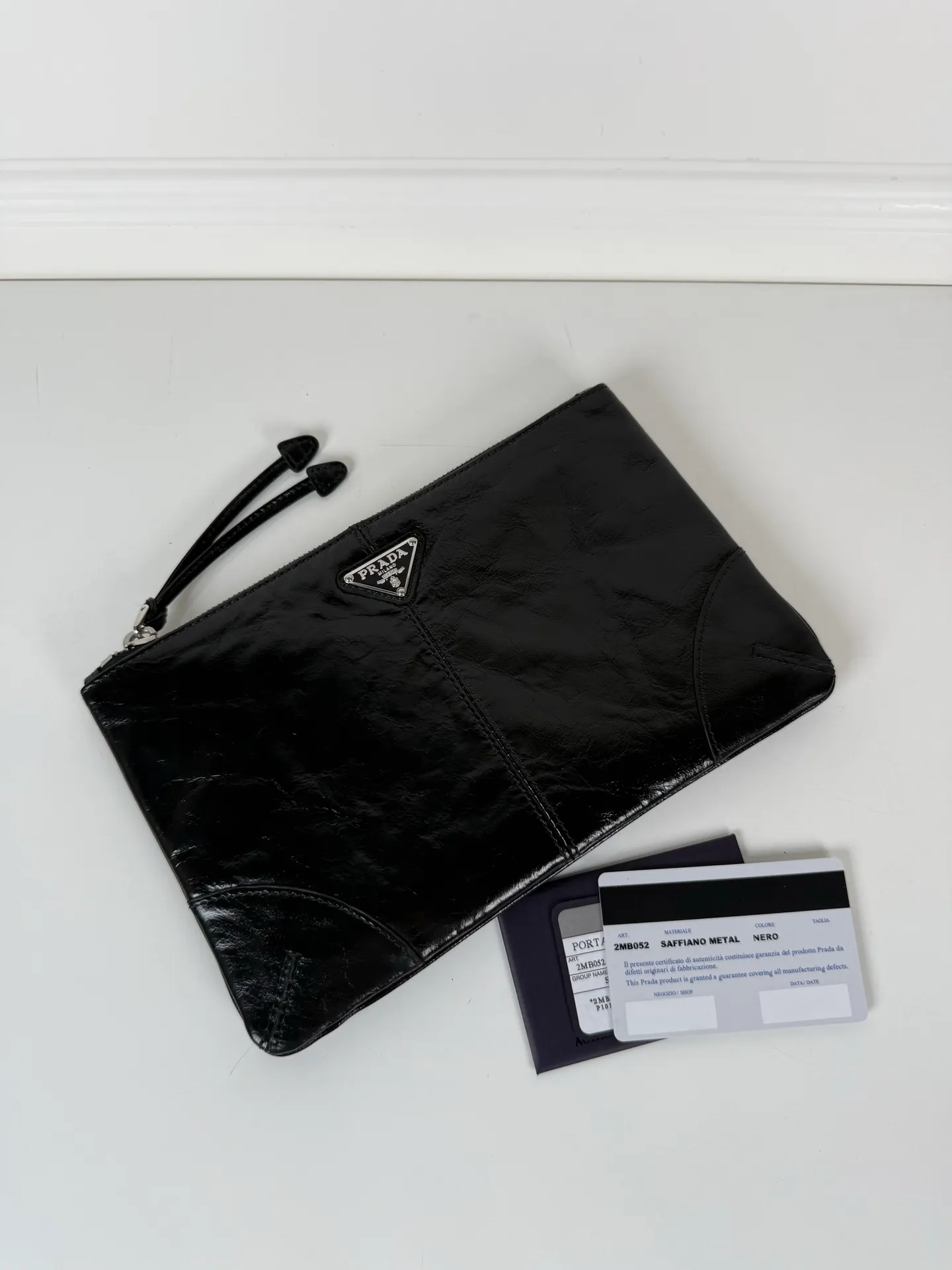💰660, P Home🎉Oiled wax leather handbag🎉2MB052 small oiled waxed handbag, original item👍👍Made of imported waxed leather material, bag zipper opening and closing, polished stainless steel metal hardware, internal logo, external triangle logo, both practical and unique design style, looks extremely fashionable and elegant👏👏 Length 24x Height 14.5cm