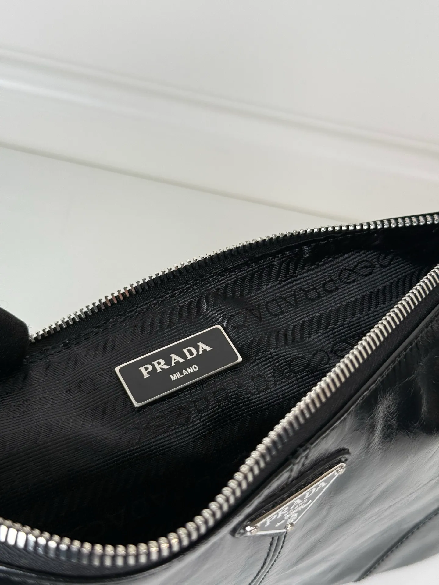 💰660, P Home🎉Oiled wax leather handbag🎉2MB052 small oiled waxed handbag, original item👍👍Made of imported waxed leather material, bag zipper opening and closing, polished stainless steel metal hardware, internal logo, external triangle logo, both practical and unique design style, looks extremely fashionable and elegant👏👏 Length 24x Height 14.5cm