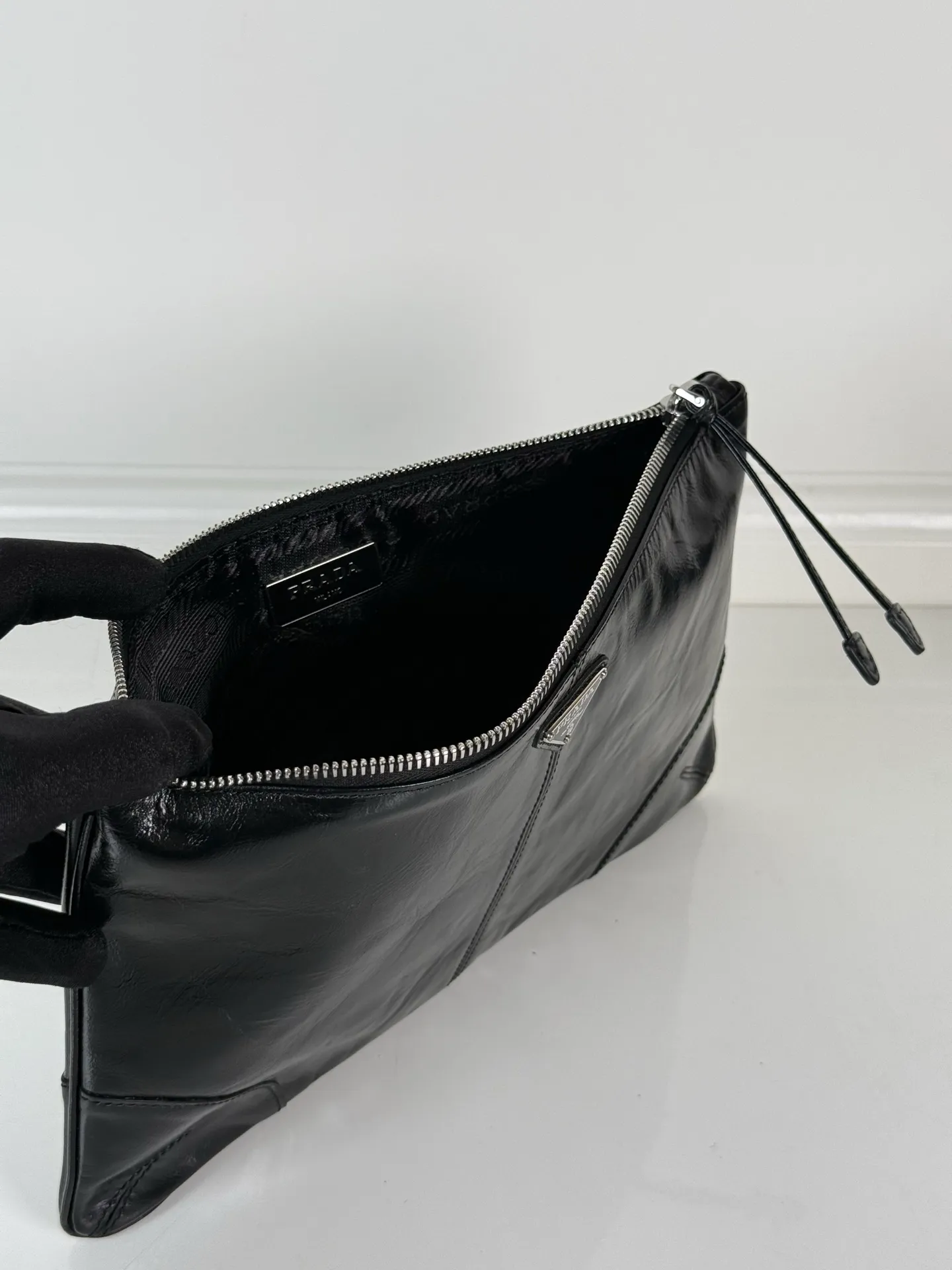 💰660, P Home🎉Oiled wax leather handbag🎉2MB052 small oiled waxed handbag, original item👍👍Made of imported waxed leather material, bag zipper opening and closing, polished stainless steel metal hardware, internal logo, external triangle logo, both practical and unique design style, looks extremely fashionable and elegant👏👏 Length 24x Height 14.5cm