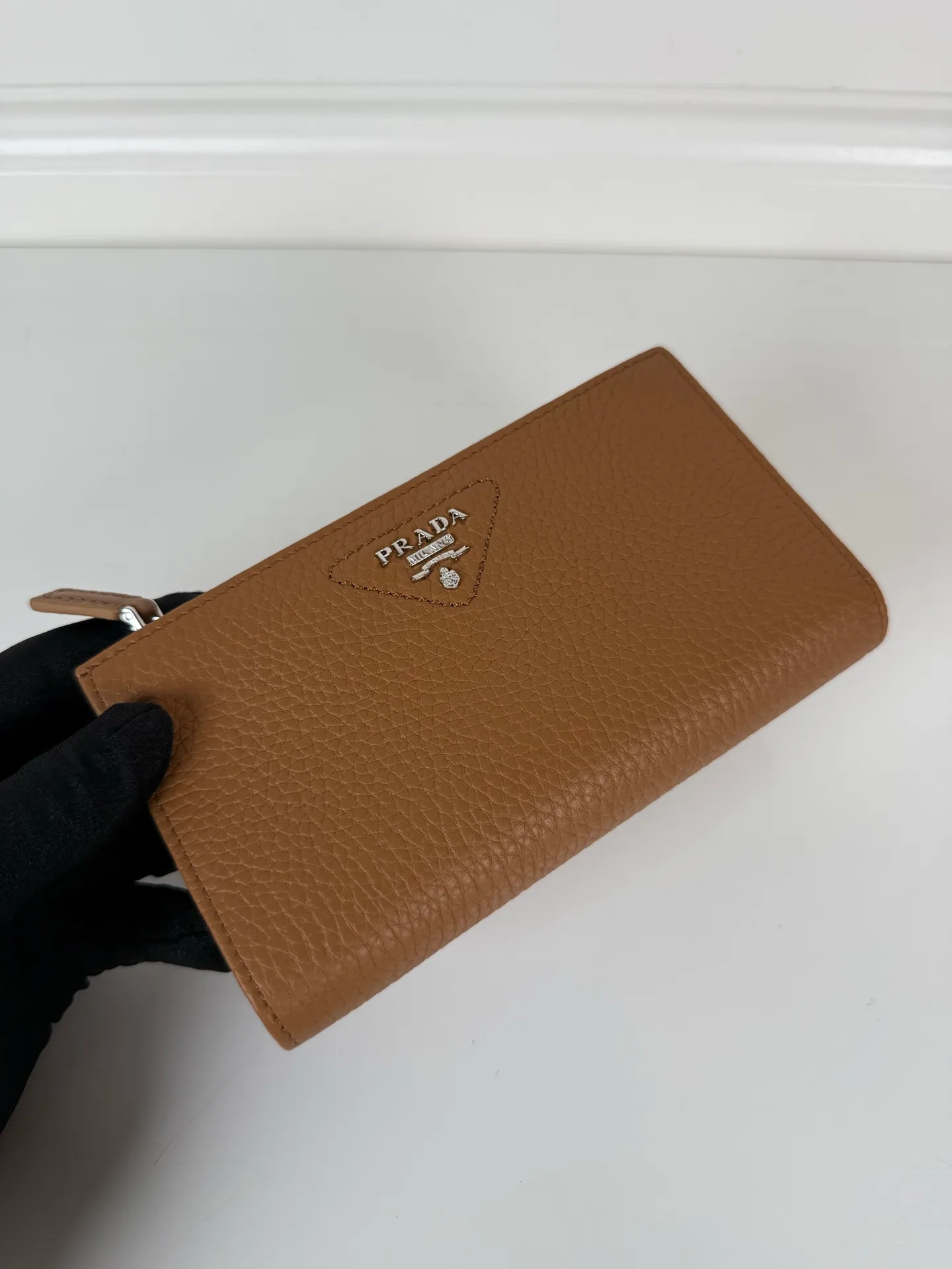 💰600, exquisite leather wallet with snap button closure. Decorated with Prada loose lettering Item number: 1ML009_2CYS_F03BH Snap fastening Embossed logo, 1 receipt compartment, 12 card slots, 3 document pockets Internal zippered coin pocket Buckskin and Saffiano leather lining, Height: 16cm Width: 9.5cm