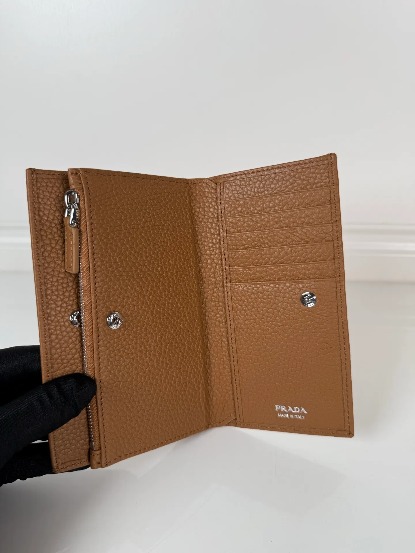 💰600, exquisite leather wallet with snap button closure. Decorated with Prada loose lettering Item number: 1ML009_2CYS_F03BH Snap fastening Embossed logo, 1 receipt compartment, 12 card slots, 3 document pockets Internal zippered coin pocket Buckskin and Saffiano leather lining, Height: 16cm Width: 9.5cm