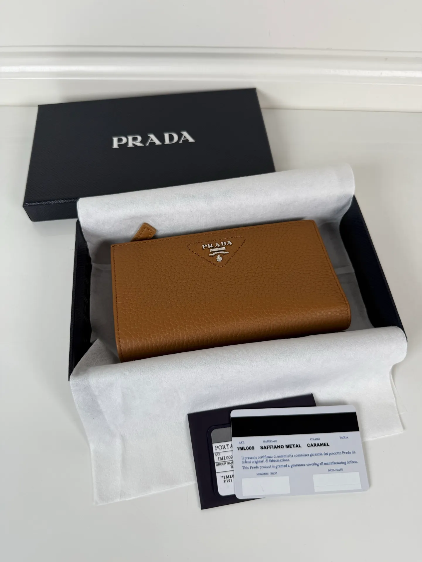 💰600, exquisite leather wallet with snap button closure. Decorated with Prada loose lettering Item number: 1ML009_2CYS_F03BH Snap fastening Embossed logo, 1 receipt compartment, 12 card slots, 3 document pockets Internal zippered coin pocket Buckskin and Saffiano leather lining, Height: 16cm Width: 9.5cm