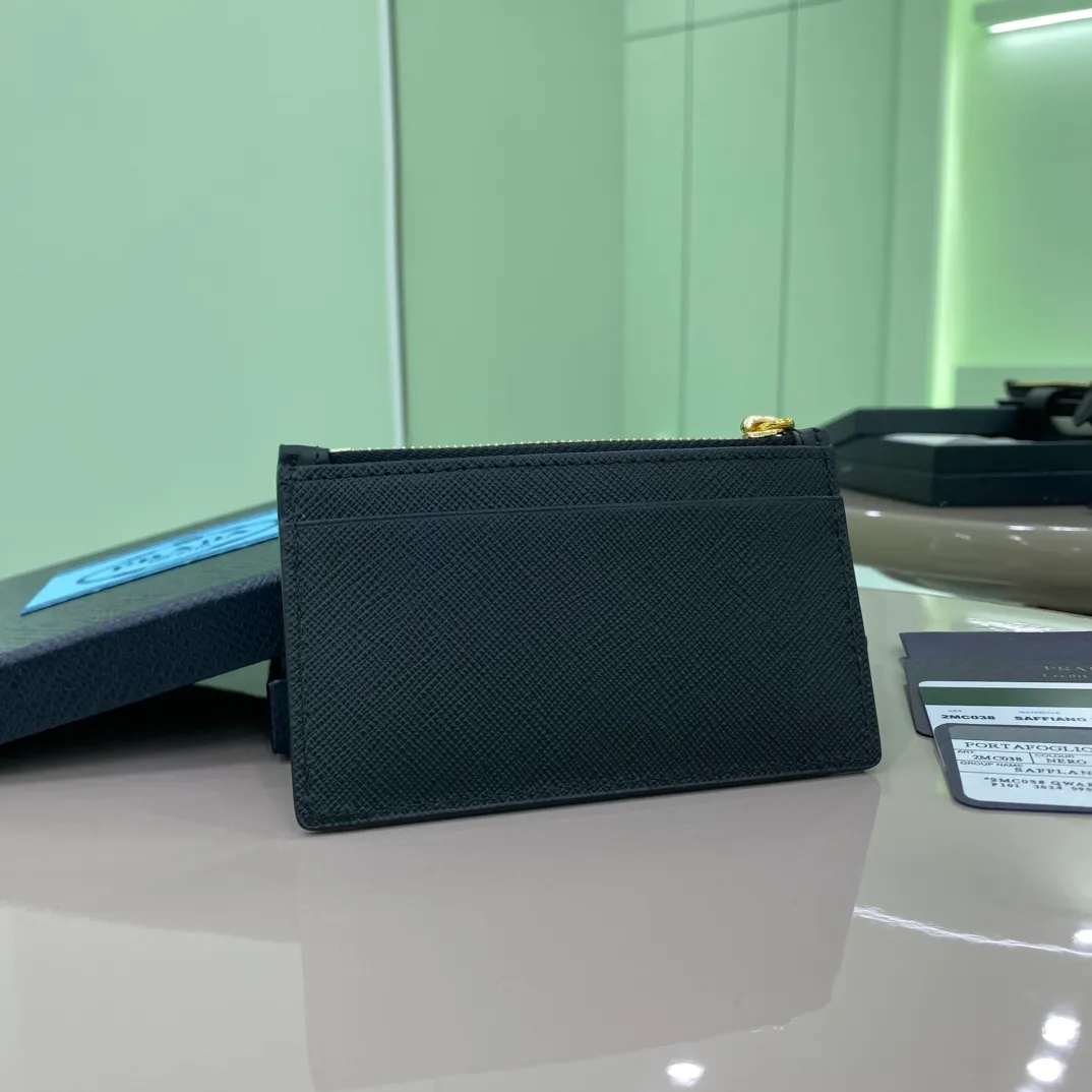 P440 [Top original order] PRADA's popular card holder for women💼The latest style in the counter, synchronized with the official website, genuine product development, model 1MC038, 164 OEM code💋This exquisite card holder combines smooth leather and Saffiano leather details. Saffiano leather has a cross-hatched texture and is Prada’s signature material. The design is simple and elegant, and the enameled triangle logo is decorated on it, showing the iconic elements. It also comes with a zipper bag with five card slots🏅️🏅️🏅️Dimensions: 12cm long and 7.5cm high