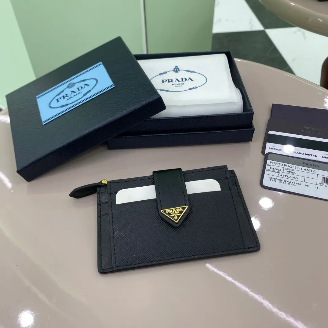 P440 [Top original order] PRADA's popular card holder for women💼The latest style in the counter, synchronized with the official website, genuine product development, model 1MC038, 164 OEM code💋This exquisite card holder combines smooth leather and Saffiano leather details. Saffiano leather has a cross-hatched texture and is Prada’s signature material. The design is simple and elegant, and the enameled triangle logo is decorated on it, showing the iconic elements. It also comes with a zipper bag with five card slots🏅️🏅️🏅️Dimensions: 12cm long and 7.5cm high
