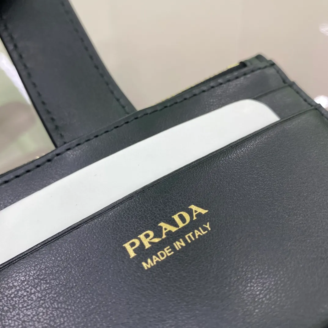 P440 [Top original order] PRADA's popular card holder for women💼The latest style in the counter, synchronized with the official website, genuine product development, model 1MC038, 164 OEM code💋This exquisite card holder combines smooth leather and Saffiano leather details. Saffiano leather has a cross-hatched texture and is Prada’s signature material. The design is simple and elegant, and the enameled triangle logo is decorated on it, showing the iconic elements. It also comes with a zipper bag with five card slots🏅️🏅️🏅️Dimensions: 12cm long and 7.5cm high