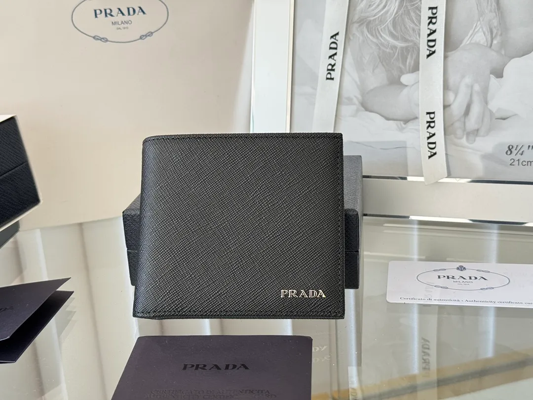 prada men's cross pattern short clip, easy to store, can hold 8 cards and cash, a must-have for men, model 2M0513, original quality, Saffiano cross pattern➕made from imported hardware, size 11cm×9.5cm, color as shown