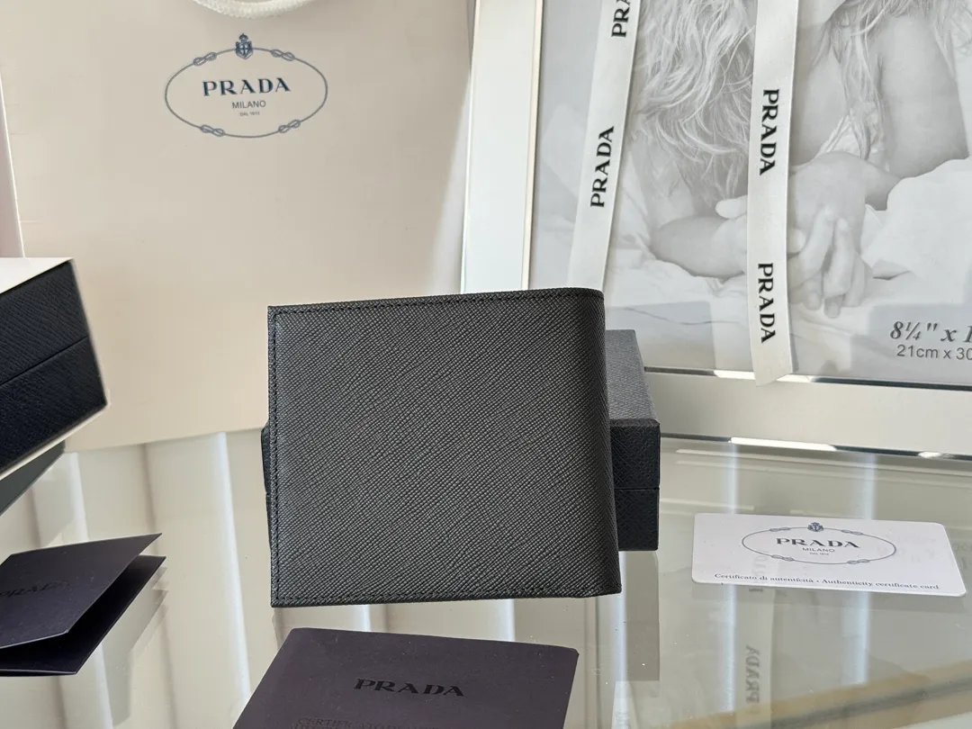 prada men's cross pattern short clip, easy to store, can hold 8 cards and cash, a must-have for men, model 2M0513, original quality, Saffiano cross pattern➕made from imported hardware, size 11cm×9.5cm, color as shown