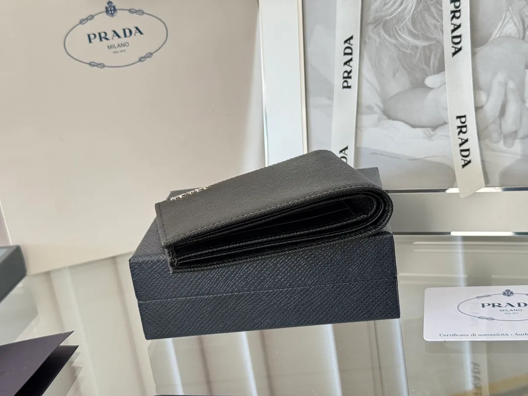 prada men's cross pattern short clip, easy to store, can hold 8 cards and cash, a must-have for men, model 2M0513, original quality, Saffiano cross pattern➕made from imported hardware, size 11cm×9.5cm, color as shown