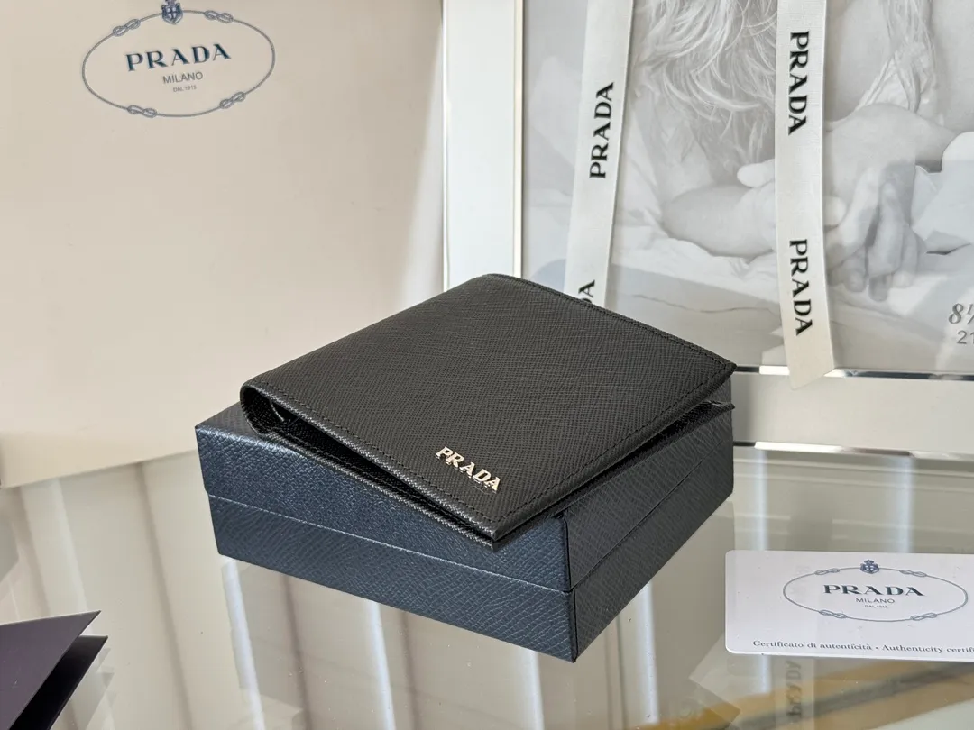 prada men's cross pattern short clip, easy to store, can hold 8 cards and cash, a must-have for men, model 2M0513, original quality, Saffiano cross pattern➕made from imported hardware, size 11cm×9.5cm, color as shown