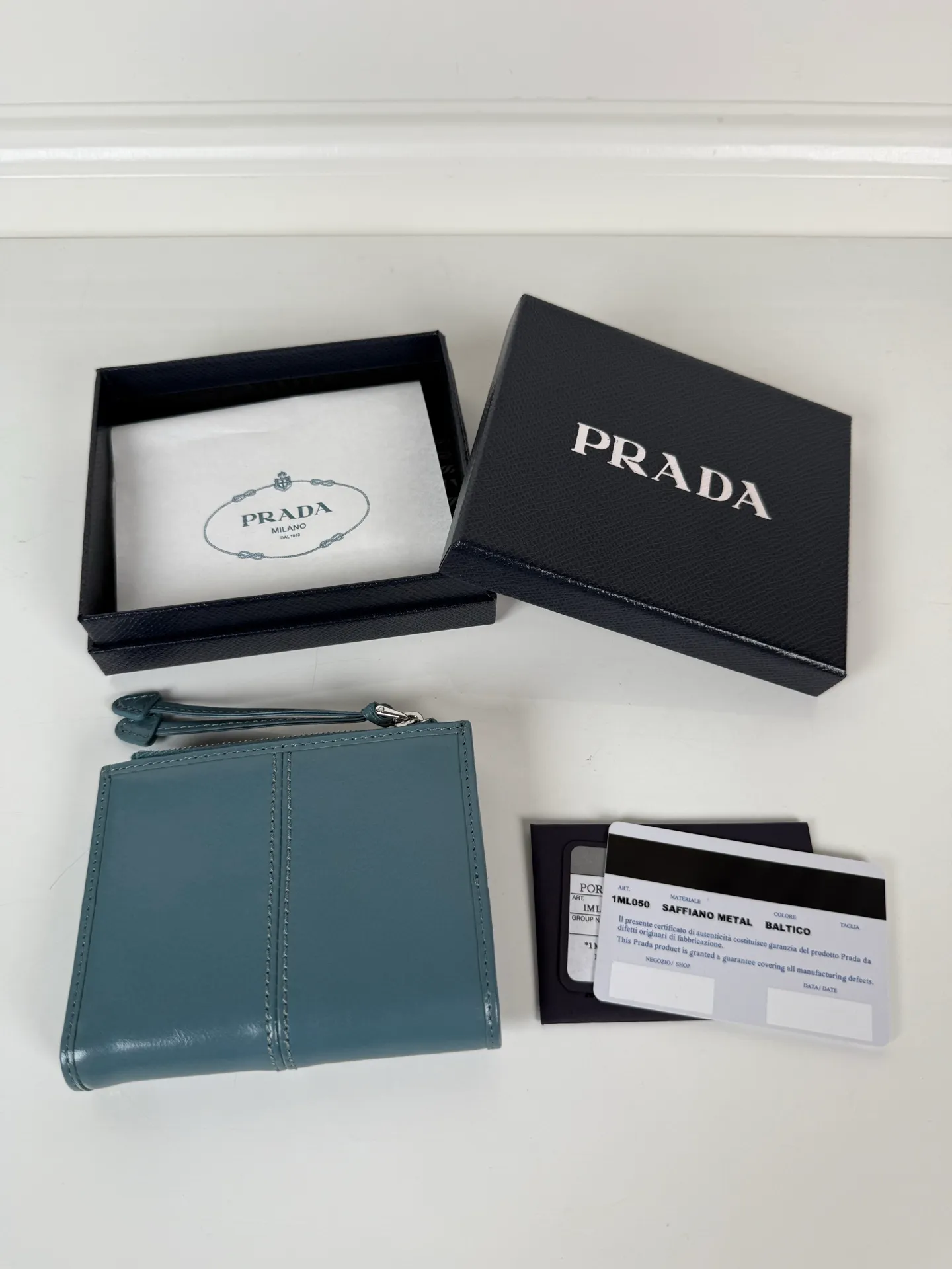 💰440, P Home ➡️ Unisex short wallet, model 1ML050, made of blue waxed leather, eight card slots, one receipt compartment, one zippered coin bag, length 11.5cm, height 9.5cm, 175 steel stamp, meticulous workmanship as shown in the picture