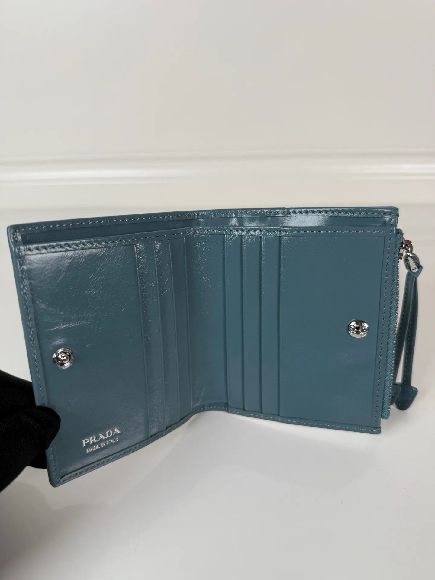 💰440, P Home ➡️ Unisex short wallet, model 1ML050, made of blue waxed leather, eight card slots, one receipt compartment, one zippered coin bag, length 11.5cm, height 9.5cm, 175 steel stamp, meticulous workmanship as shown in the picture