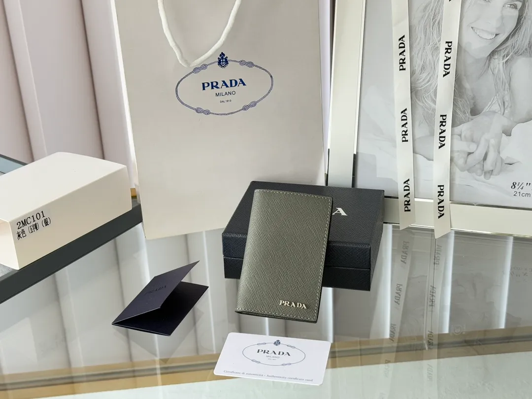 Prada cross pattern unisex card holder, can be placed in pockets, bags, and can be held in the hand. Made of cross pattern imported calfskin, pocket card holder, can hold change, 6 card slots, simple, elegant and fashionable. Model 2MC101, color as shown in the picture, size 11×7cm, original quality