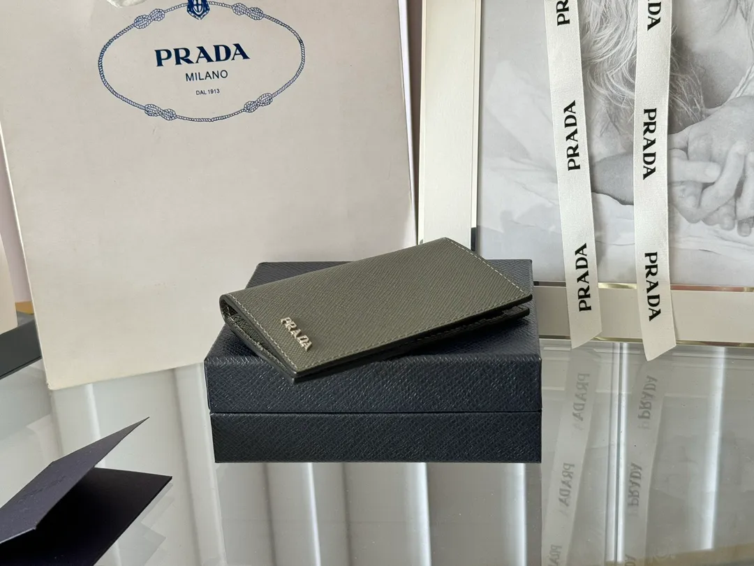 Prada cross pattern unisex card holder, can be placed in pockets, bags, and can be held in the hand. Made of cross pattern imported calfskin, pocket card holder, can hold change, 6 card slots, simple, elegant and fashionable. Model 2MC101, color as shown in the picture, size 11×7cm, original quality