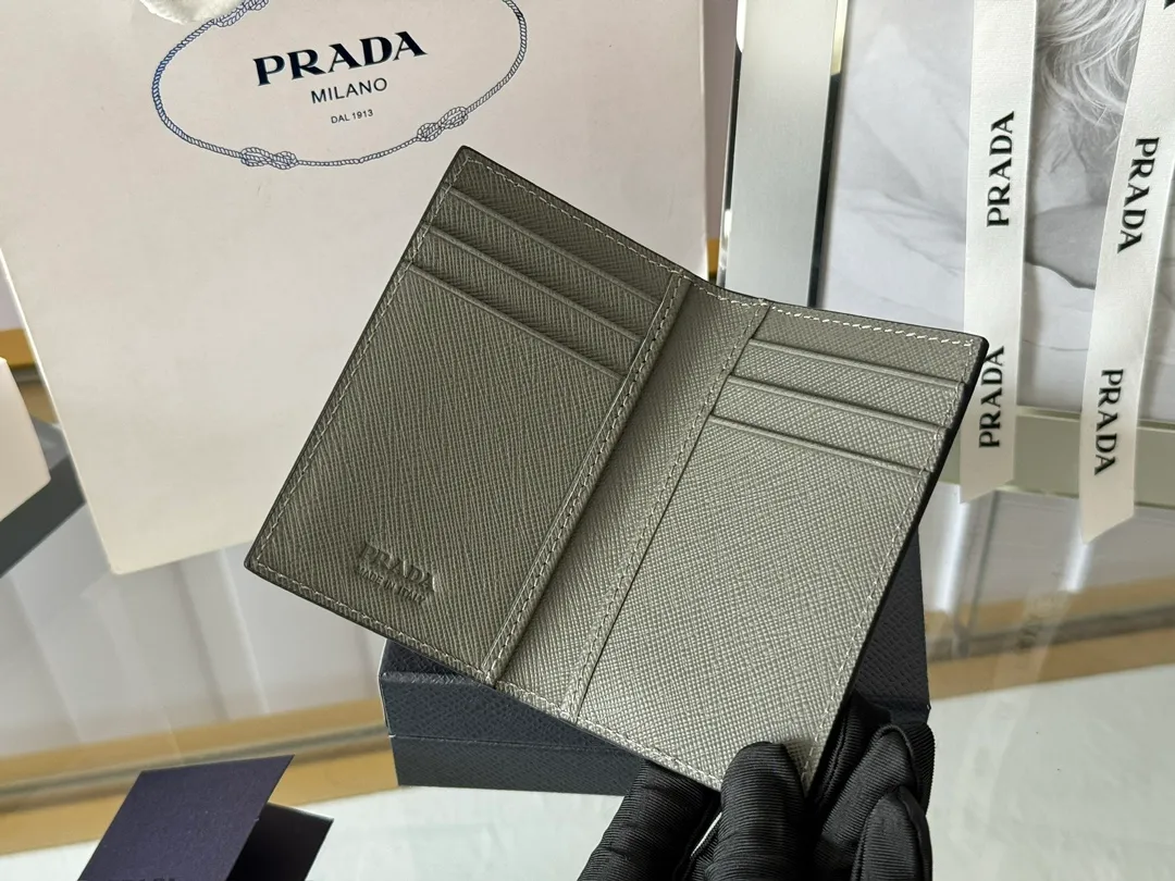 Prada cross pattern unisex card holder, can be placed in pockets, bags, and can be held in the hand. Made of cross pattern imported calfskin, pocket card holder, can hold change, 6 card slots, simple, elegant and fashionable. Model 2MC101, color as shown in the picture, size 11×7cm, original quality