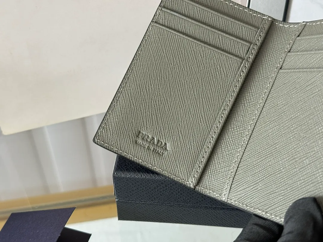 Prada cross pattern unisex card holder, can be placed in pockets, bags, and can be held in the hand. Made of cross pattern imported calfskin, pocket card holder, can hold change, 6 card slots, simple, elegant and fashionable. Model 2MC101, color as shown in the picture, size 11×7cm, original quality