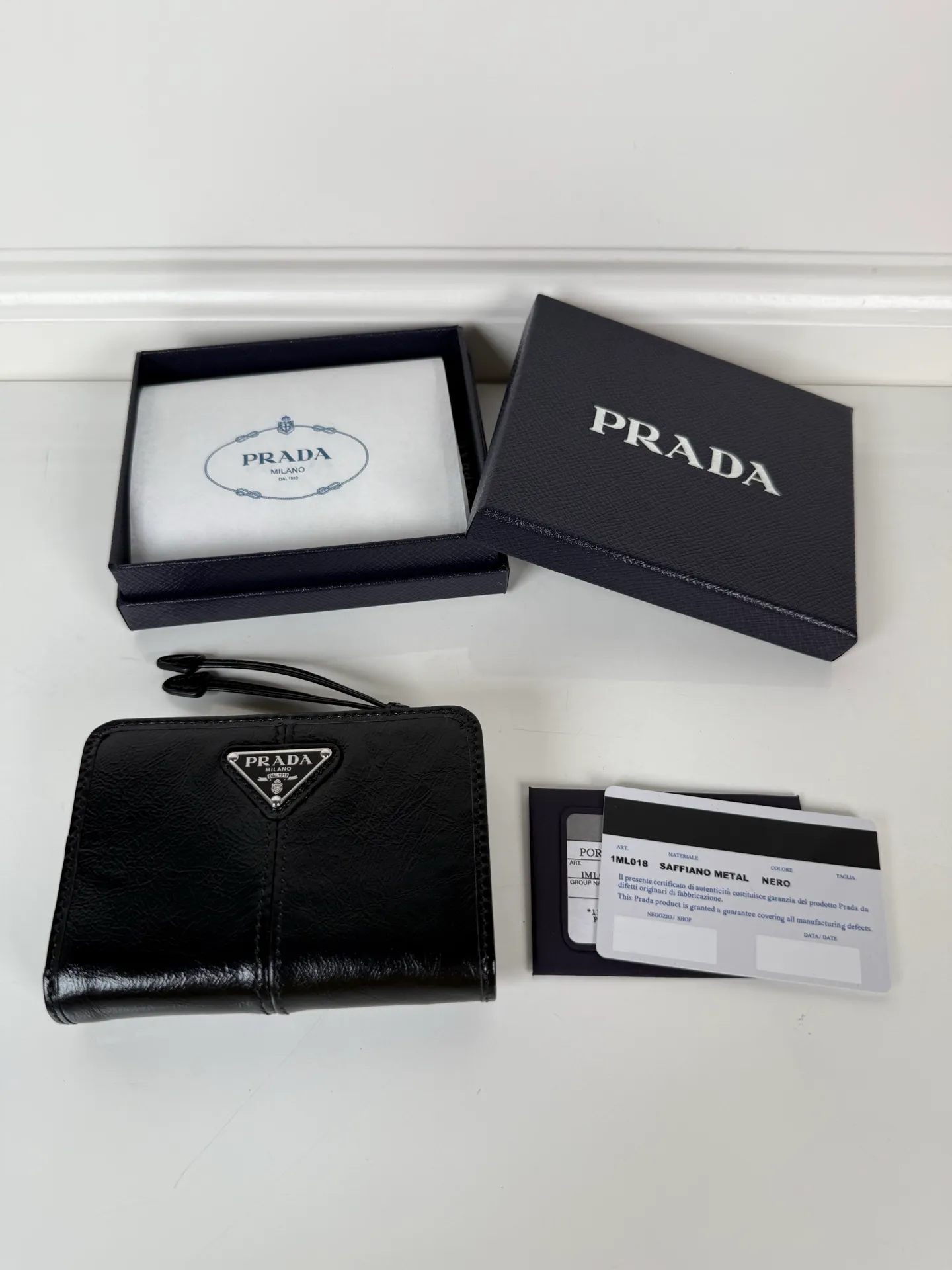 💰560, P Home ➡️ Short clip made of black waxed cowhide, model 1ML018, snap-button design, equipped with 9 card slots, a banknote compartment, and a zippered zero compartment, size 12 x 8cm, small but fully functional, practical and fashionable, can be held in hand or placed in a bag, high-quality workmanship, a good choice for personal use, and a best choice for personal use🎁