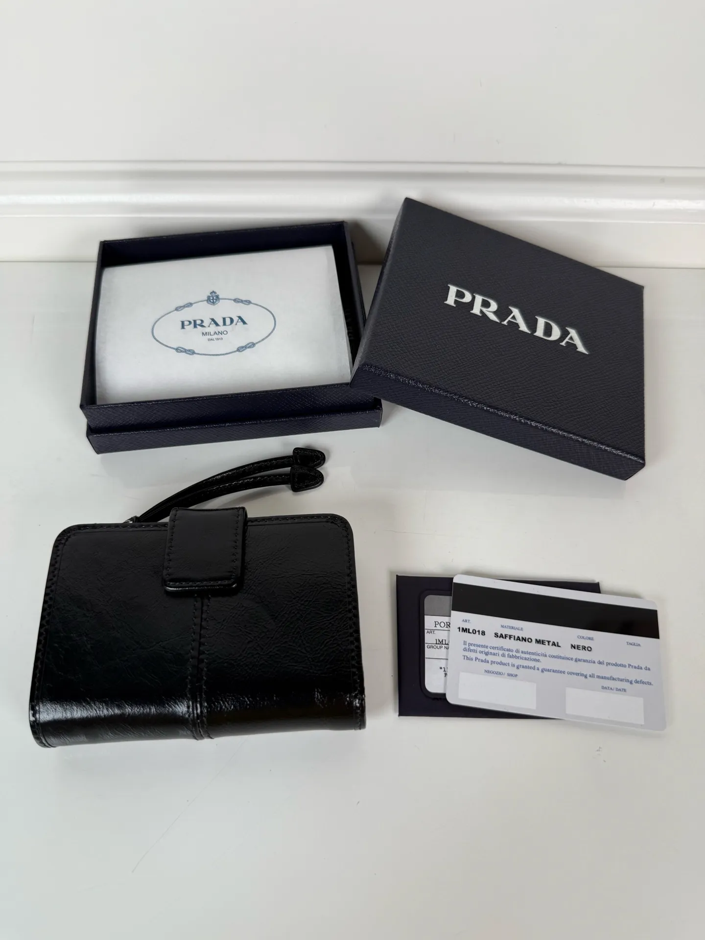 💰560, P Home ➡️ Short clip made of black waxed cowhide, model 1ML018, snap-button design, equipped with 9 card slots, a banknote compartment, and a zippered zero compartment, size 12 x 8cm, small but fully functional, practical and fashionable, can be held in hand or placed in a bag, high-quality workmanship, a good choice for personal use, and a best choice for personal use🎁