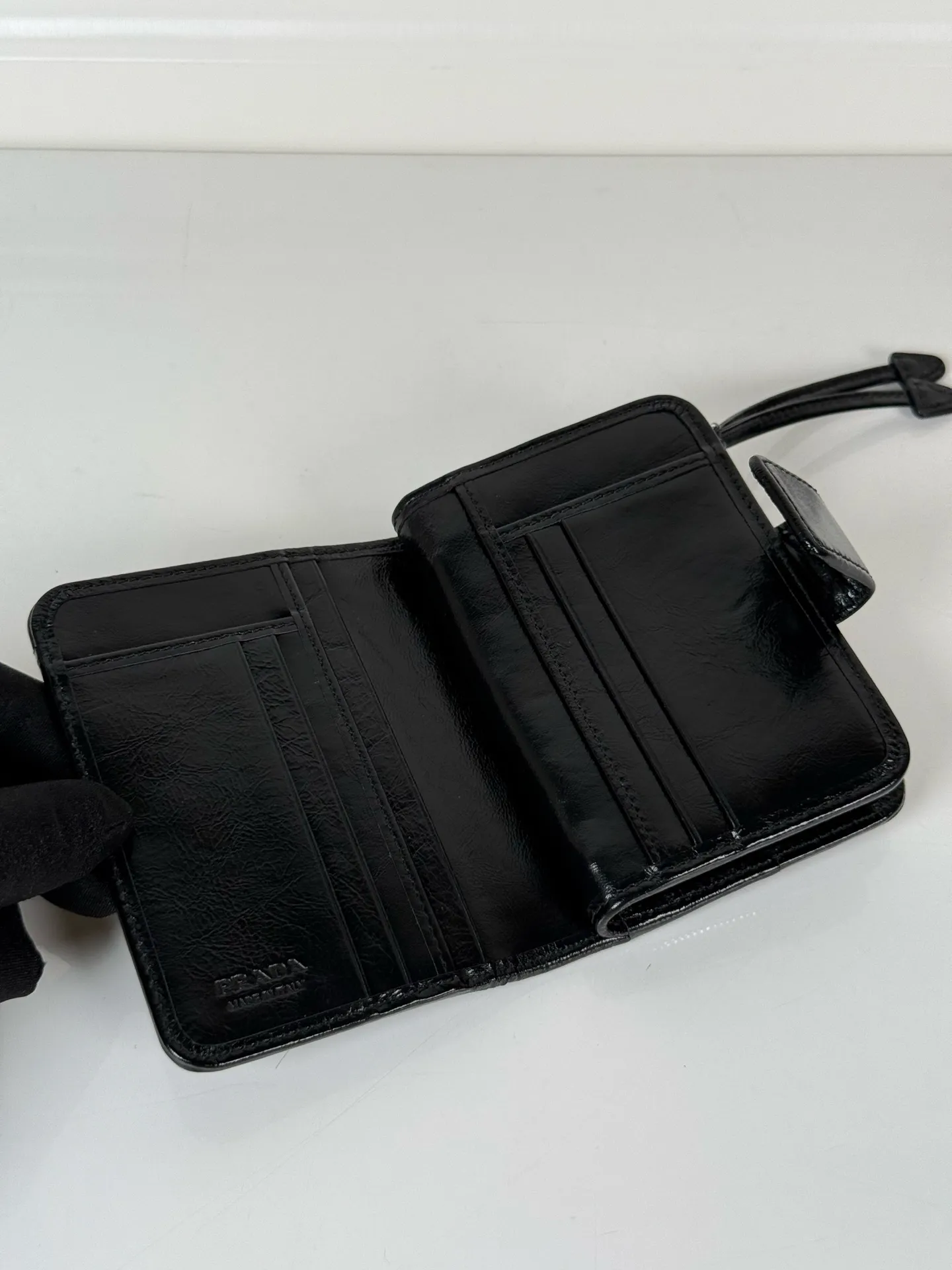 💰560, P Home ➡️ Short clip made of black waxed cowhide, model 1ML018, snap-button design, equipped with 9 card slots, a banknote compartment, and a zippered zero compartment, size 12 x 8cm, small but fully functional, practical and fashionable, can be held in hand or placed in a bag, high-quality workmanship, a good choice for personal use, and a best choice for personal use🎁