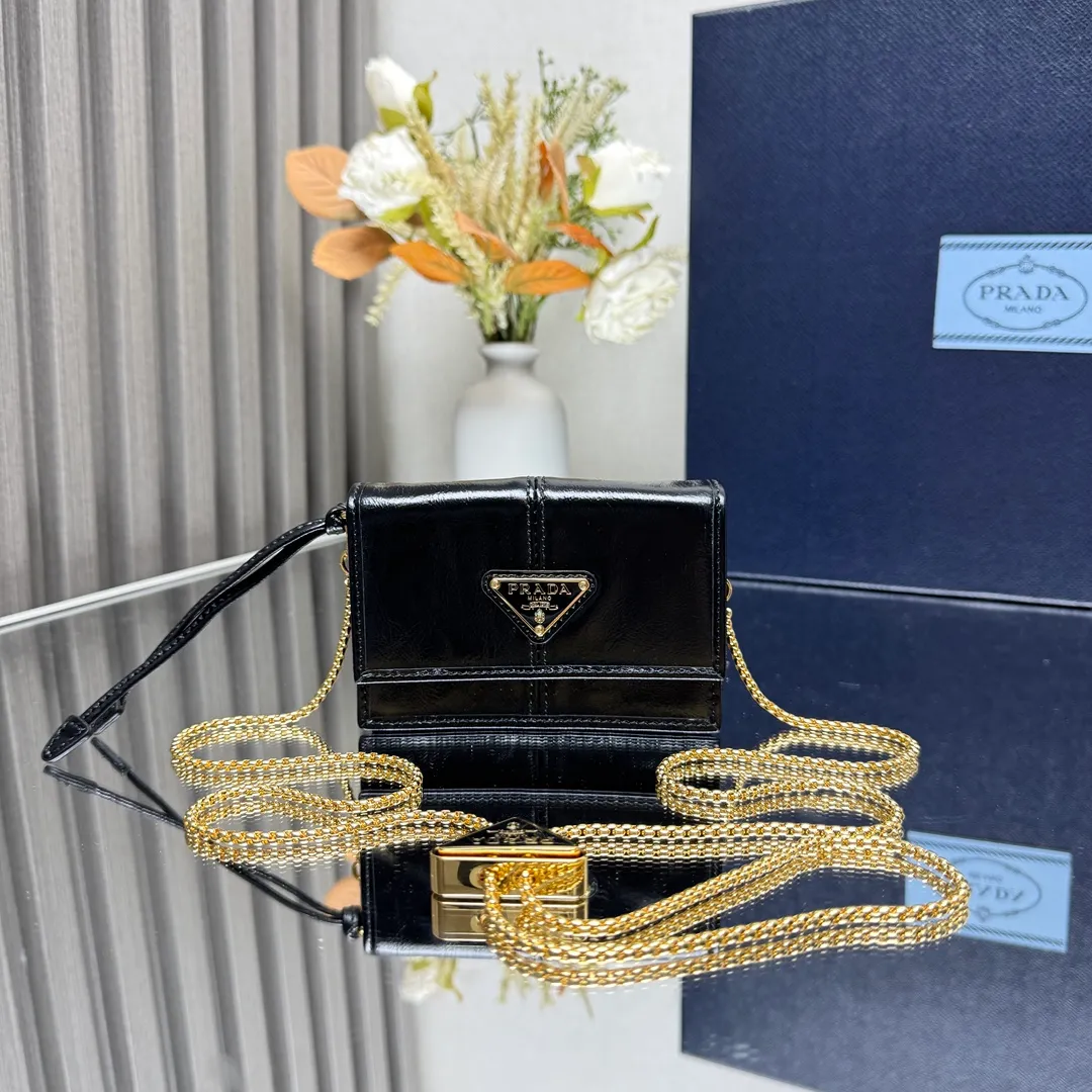 P560 [Top original order] Prada's new chain card holder 💼Model 1MR034, 164 OEM code✨ This card holder is a delicate and low-key accessory, highlighting fashionable design and superior materials. An enameled metal triangle logo adds sophistication, and a detachable chain shoulder strap makes it versatile. Snap button closure, enameled metal triangle logo, two card slots, detachable chain shoulder strap 🏅️🏅️🏅️Size: 11.5*8*2.5cm