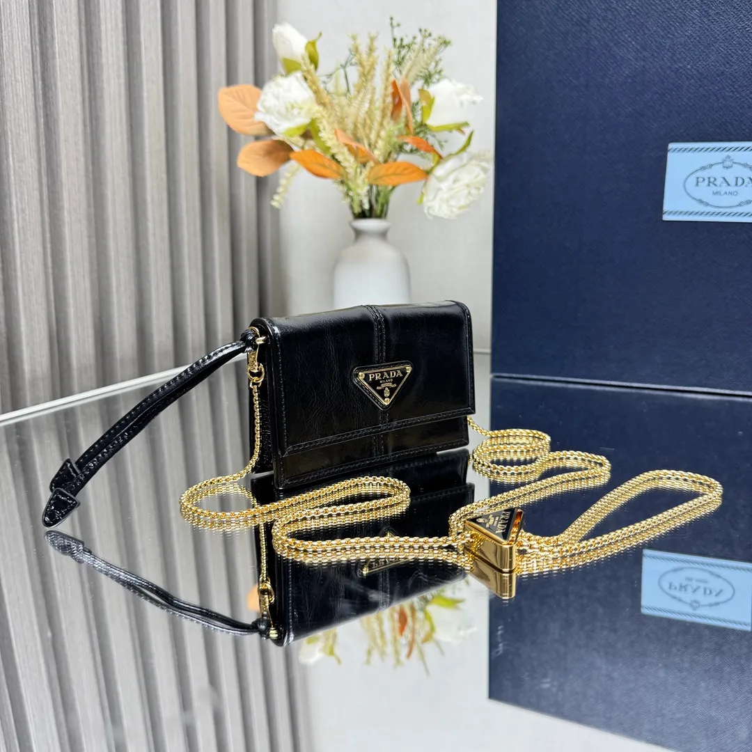 P560 [Top original order] Prada's new chain card holder 💼Model 1MR034, 164 OEM code✨ This card holder is a delicate and low-key accessory, highlighting fashionable design and superior materials. An enameled metal triangle logo adds sophistication, and a detachable chain shoulder strap makes it versatile. Snap button closure, enameled metal triangle logo, two card slots, detachable chain shoulder strap 🏅️🏅️🏅️Size: 11.5*8*2.5cm
