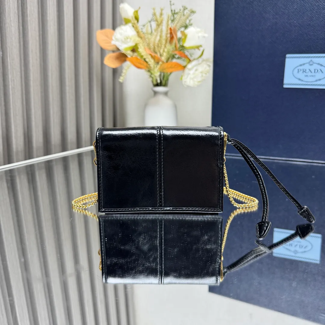 P560 [Top original order] Prada's new chain card holder 💼Model 1MR034, 164 OEM code✨ This card holder is a delicate and low-key accessory, highlighting fashionable design and superior materials. An enameled metal triangle logo adds sophistication, and a detachable chain shoulder strap makes it versatile. Snap button closure, enameled metal triangle logo, two card slots, detachable chain shoulder strap 🏅️🏅️🏅️Size: 11.5*8*2.5cm
