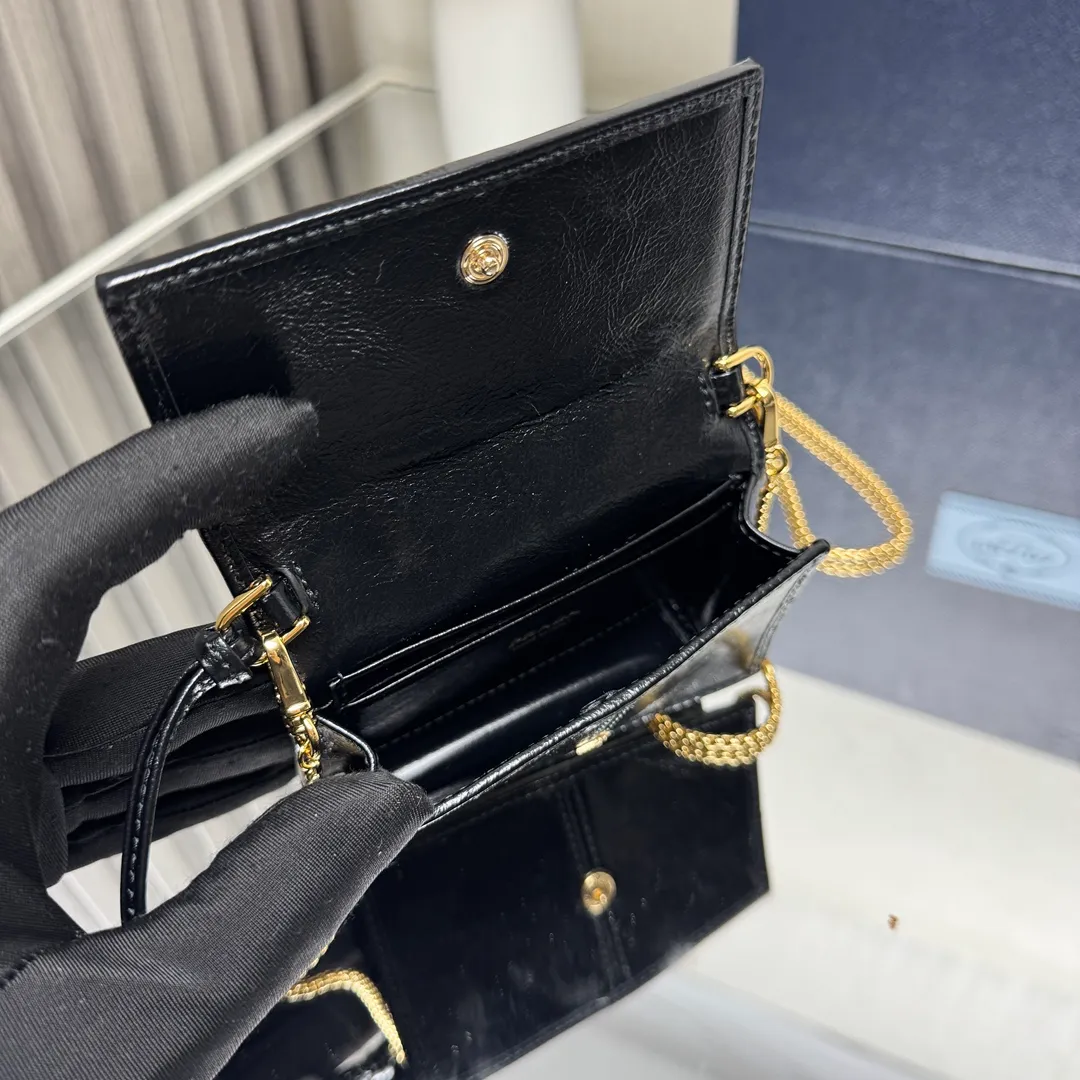 P560 [Top original order] Prada's new chain card holder 💼Model 1MR034, 164 OEM code✨ This card holder is a delicate and low-key accessory, highlighting fashionable design and superior materials. An enameled metal triangle logo adds sophistication, and a detachable chain shoulder strap makes it versatile. Snap button closure, enameled metal triangle logo, two card slots, detachable chain shoulder strap 🏅️🏅️🏅️Size: 11.5*8*2.5cm