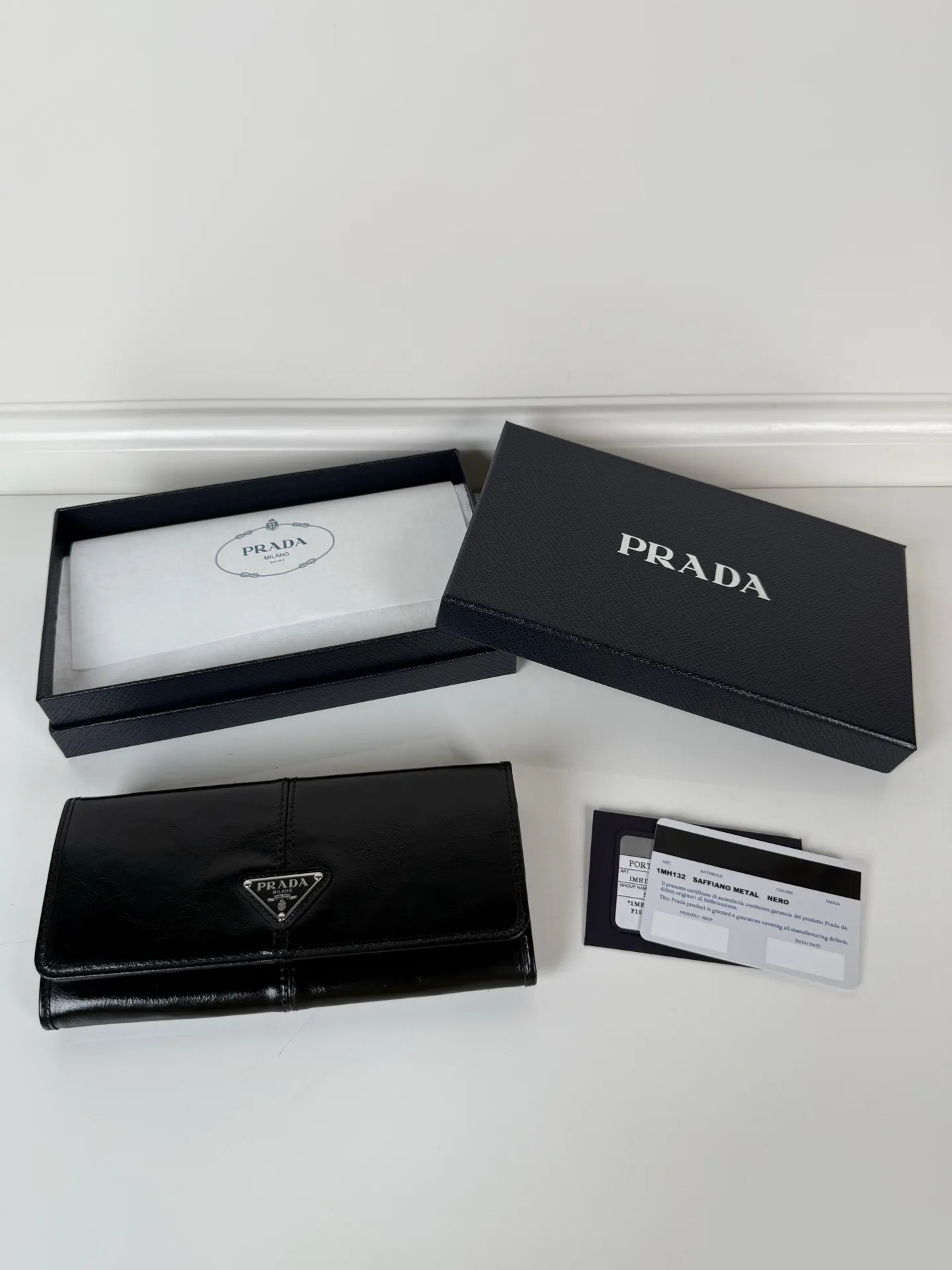 💰600, P Home➡️Ladies flip wallet, model 1MH132, black, made of imported oil-waxed cowhide, original quality, size 18.7x9.5cm, taken in kind, what you see is what you get