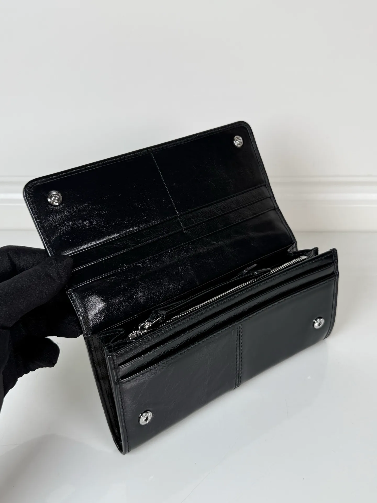 💰600, P Home➡️Ladies flip wallet, model 1MH132, black, made of imported oil-waxed cowhide, original quality, size 18.7x9.5cm, taken in kind, what you see is what you get