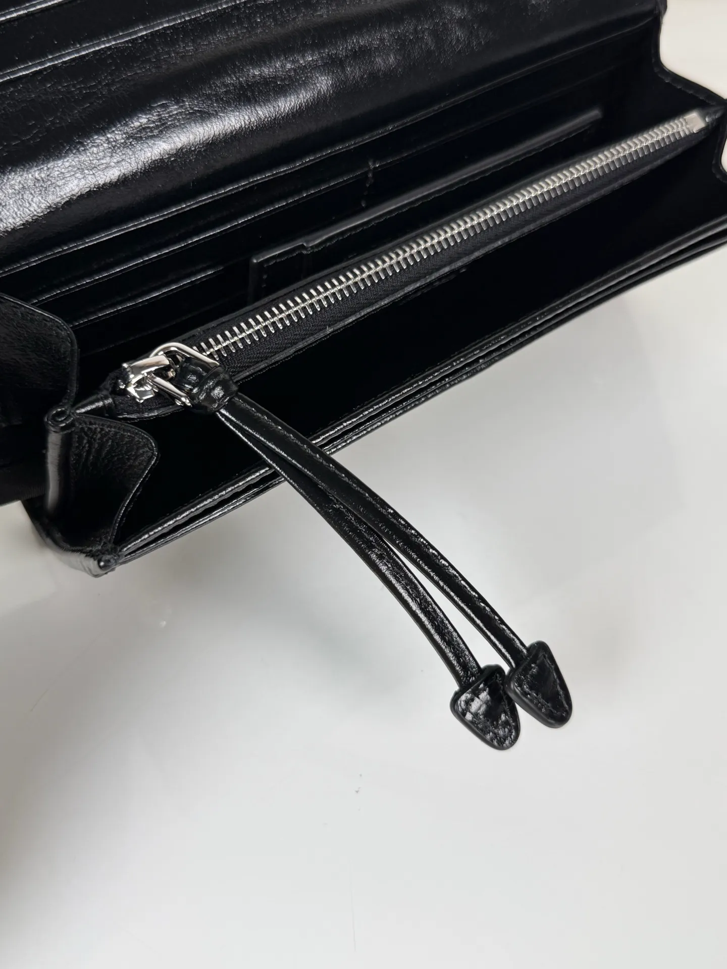 💰600, P Home➡️Ladies flip wallet, model 1MH132, black, made of imported oil-waxed cowhide, original quality, size 18.7x9.5cm, taken in kind, what you see is what you get