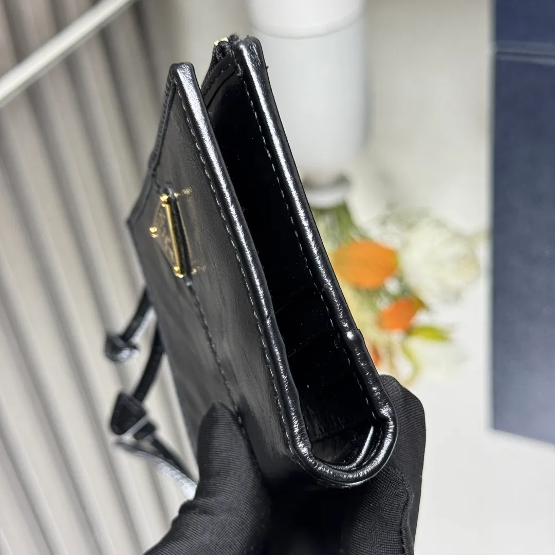 P440 [Top original order] PRADA's new short wallet 💼1ML050, internal code 164 OEM code ✨ This leather wallet is embellished with an enamel metal triangle logo, with a sleek and elegant design. The wallet has simple lines and features zippered coin compartments, bill compartments and card slots. The interior of this style is designed with six card slots, two inner pockets, and a bill compartment. to ensure that personal belongings are safe and secure. It is a piece worth collecting. 🏅️🏅️🏅️Size: 11.5*8.5cm