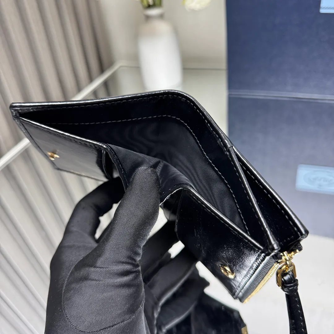 P440 [Top original order] PRADA's new short wallet 💼1ML050, internal code 164 OEM code ✨ This leather wallet is embellished with an enamel metal triangle logo, with a sleek and elegant design. The wallet has simple lines and features zippered coin compartments, bill compartments and card slots. The interior of this style is designed with six card slots, two inner pockets, and a bill compartment. to ensure that personal belongings are safe and secure. It is a piece worth collecting. 🏅️🏅️🏅️Size: 11.5*8.5cm
